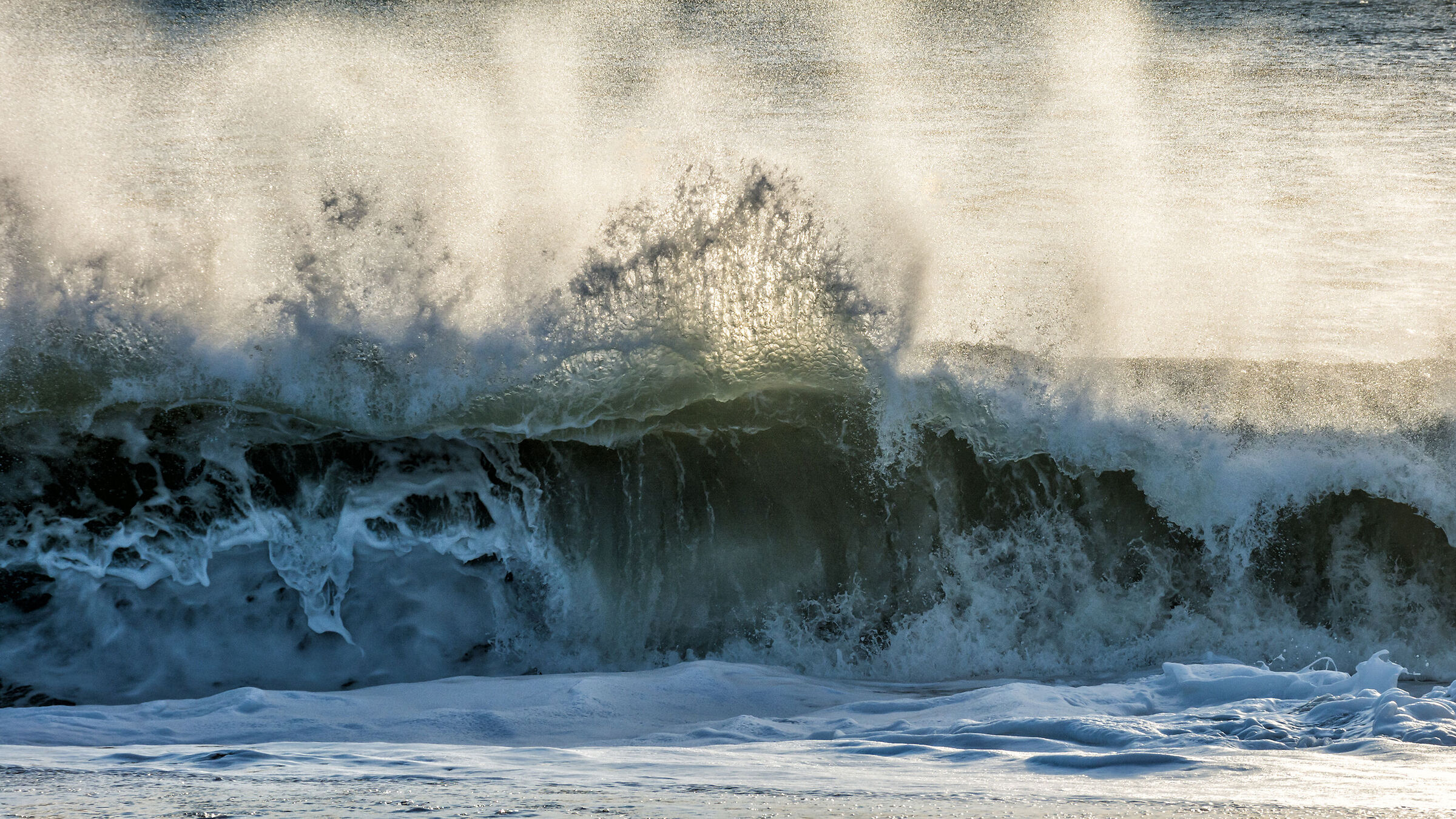 Controluce di onda e spruzzi