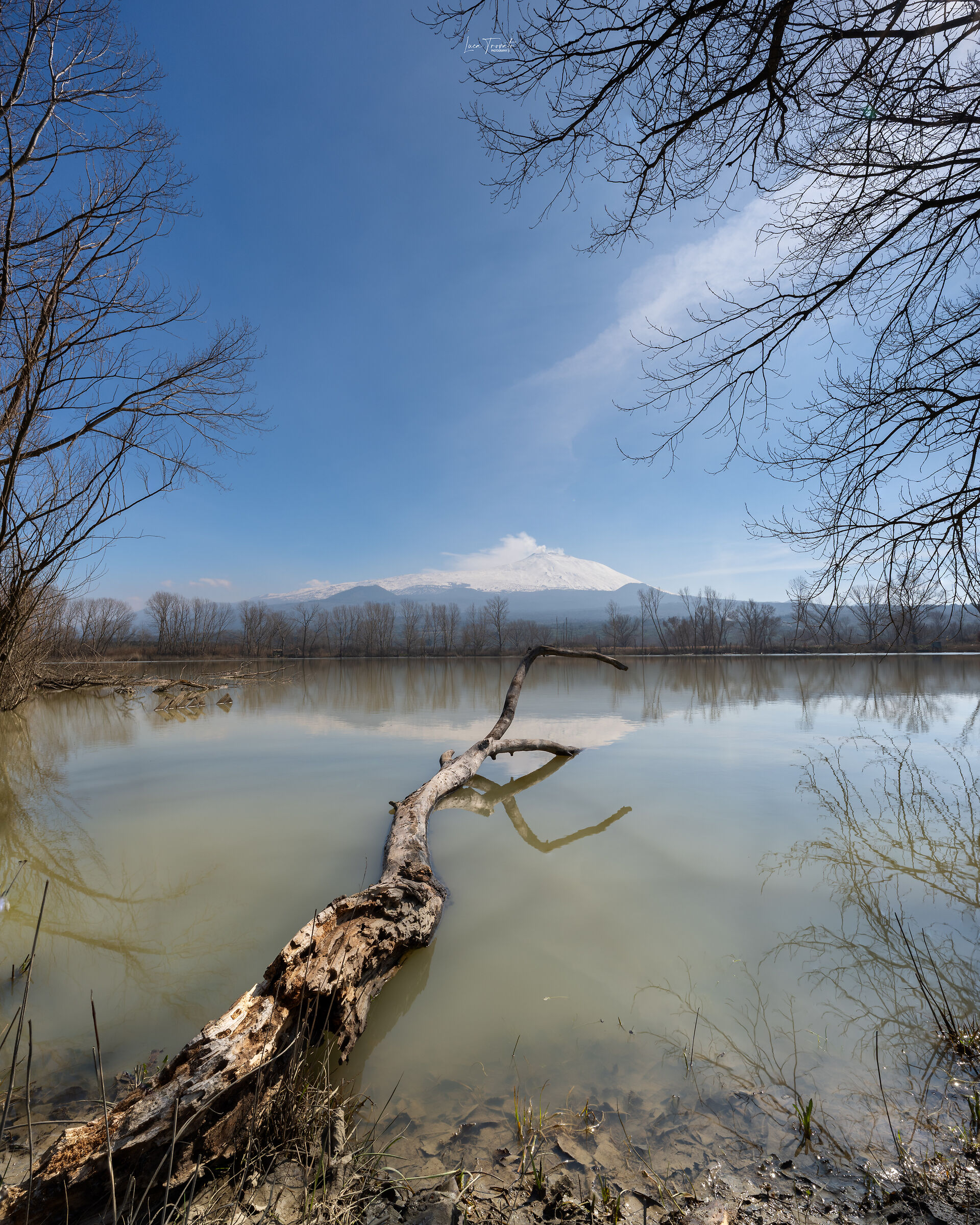 La natura si intreccia tra acqua, cielo e vulcano Etna.