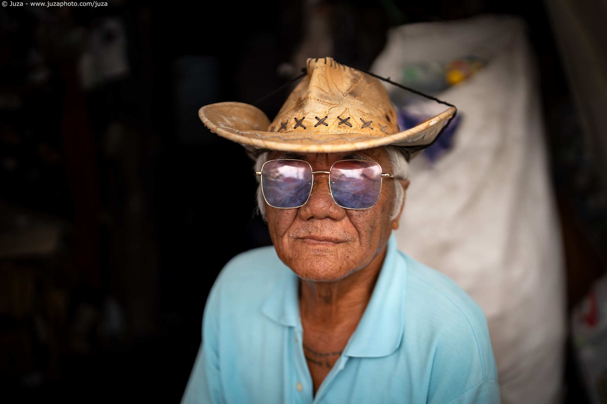 Occhiali azzurri, Bangkok