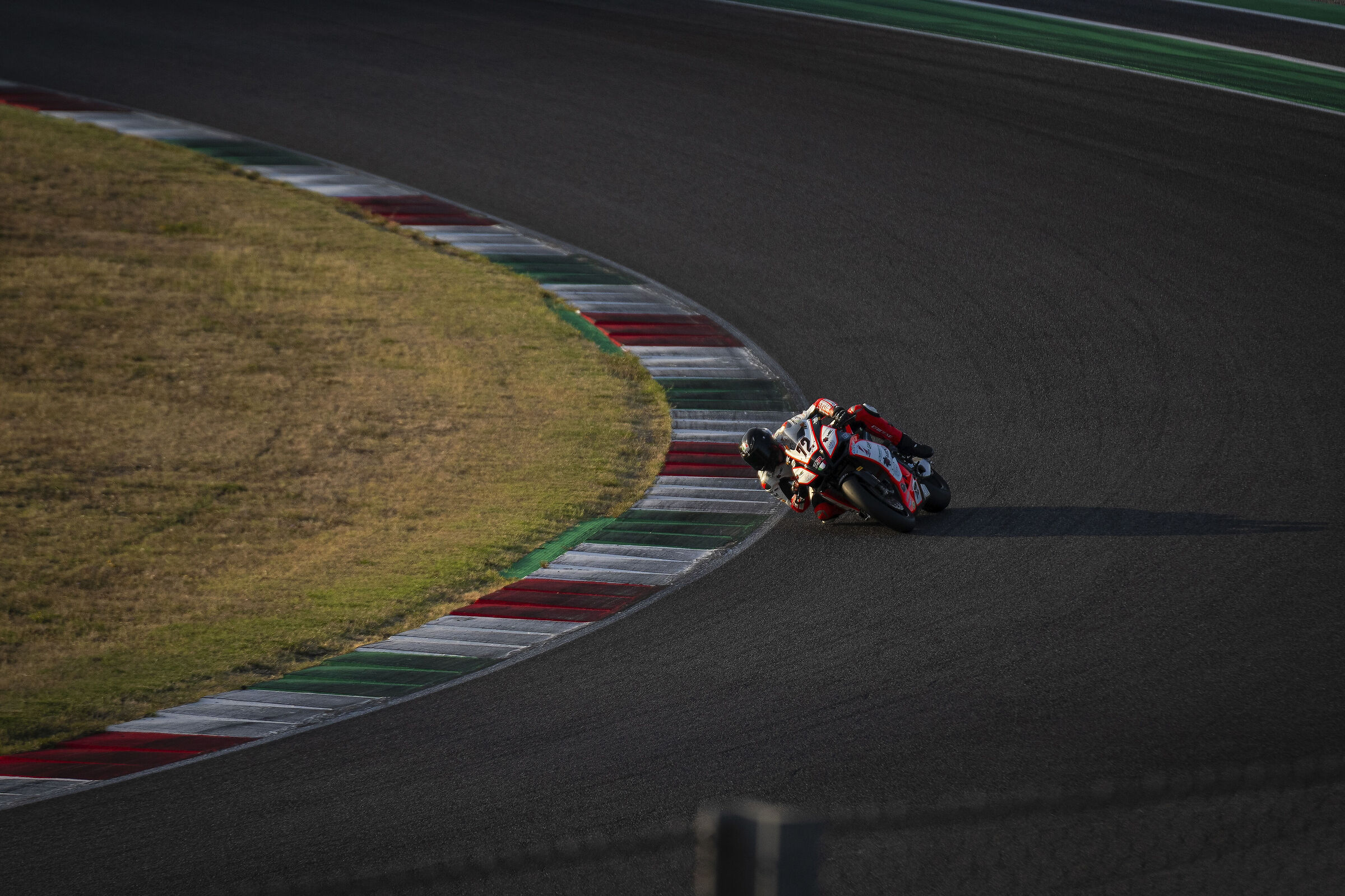 In curva al tramonto