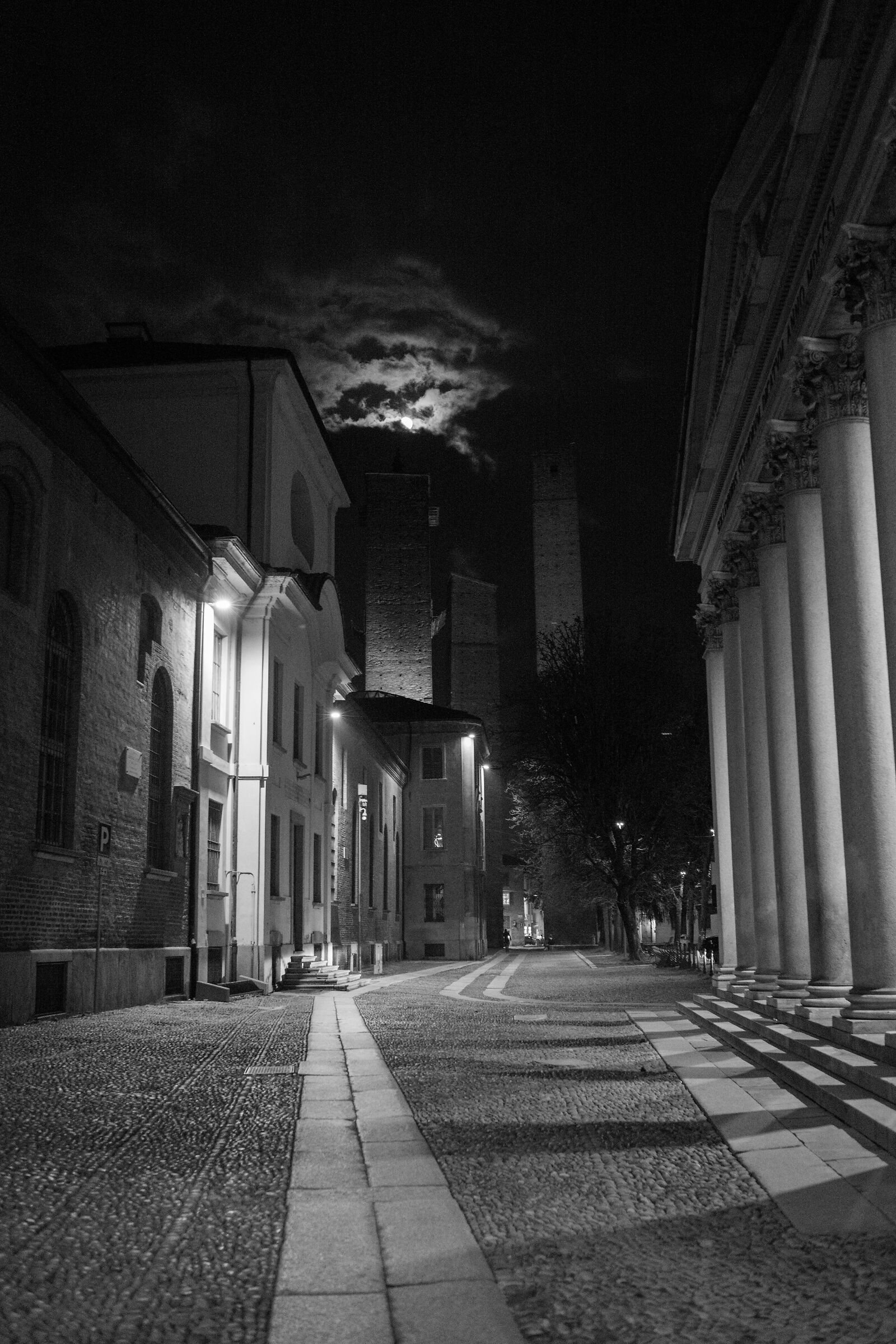 La luna, le torri, le colonne