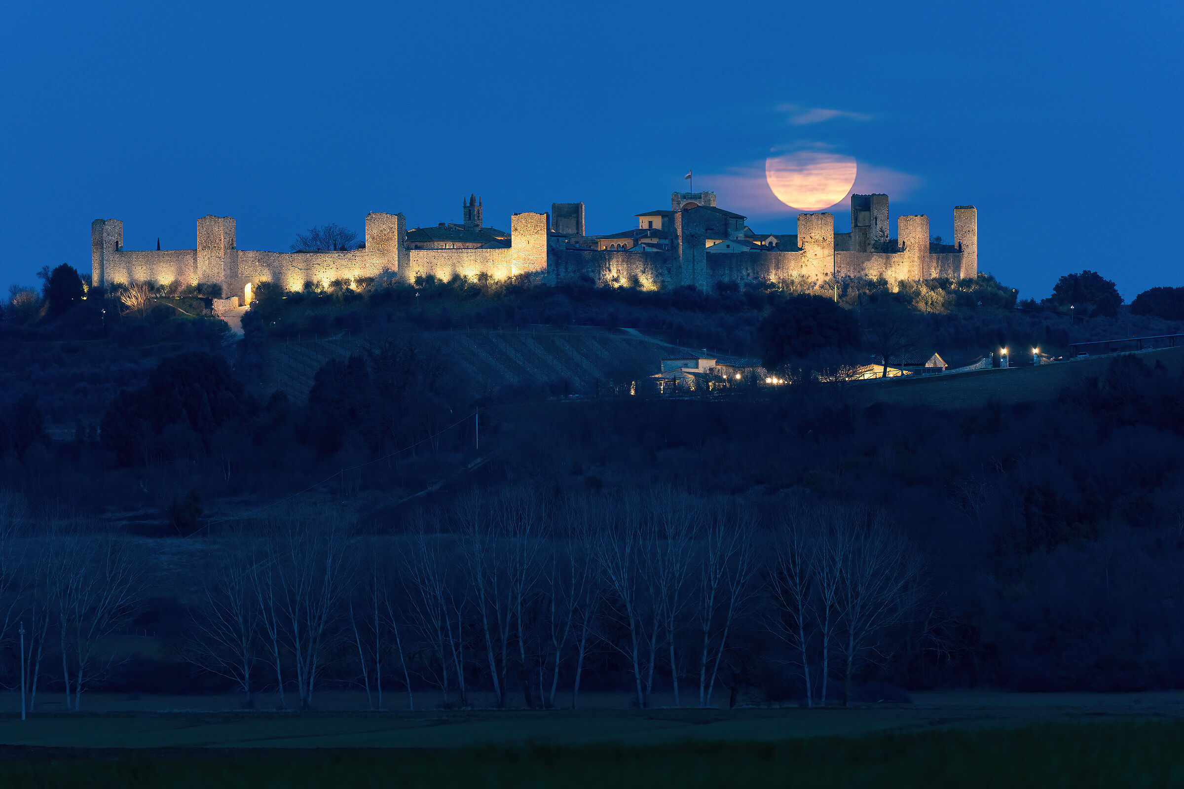 Luna piena su Monteriggioni
