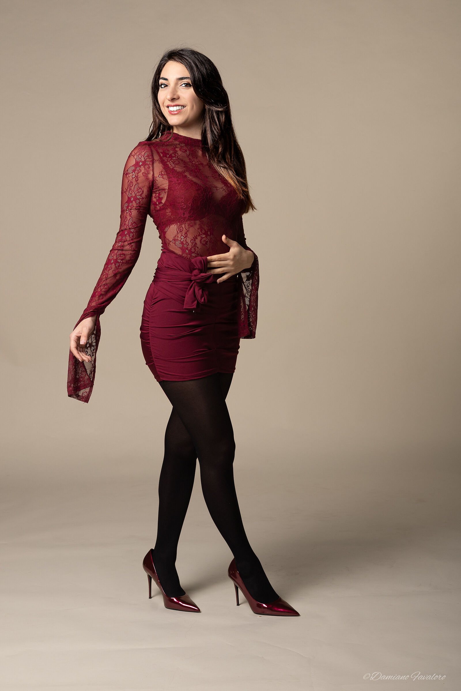Elena sorride