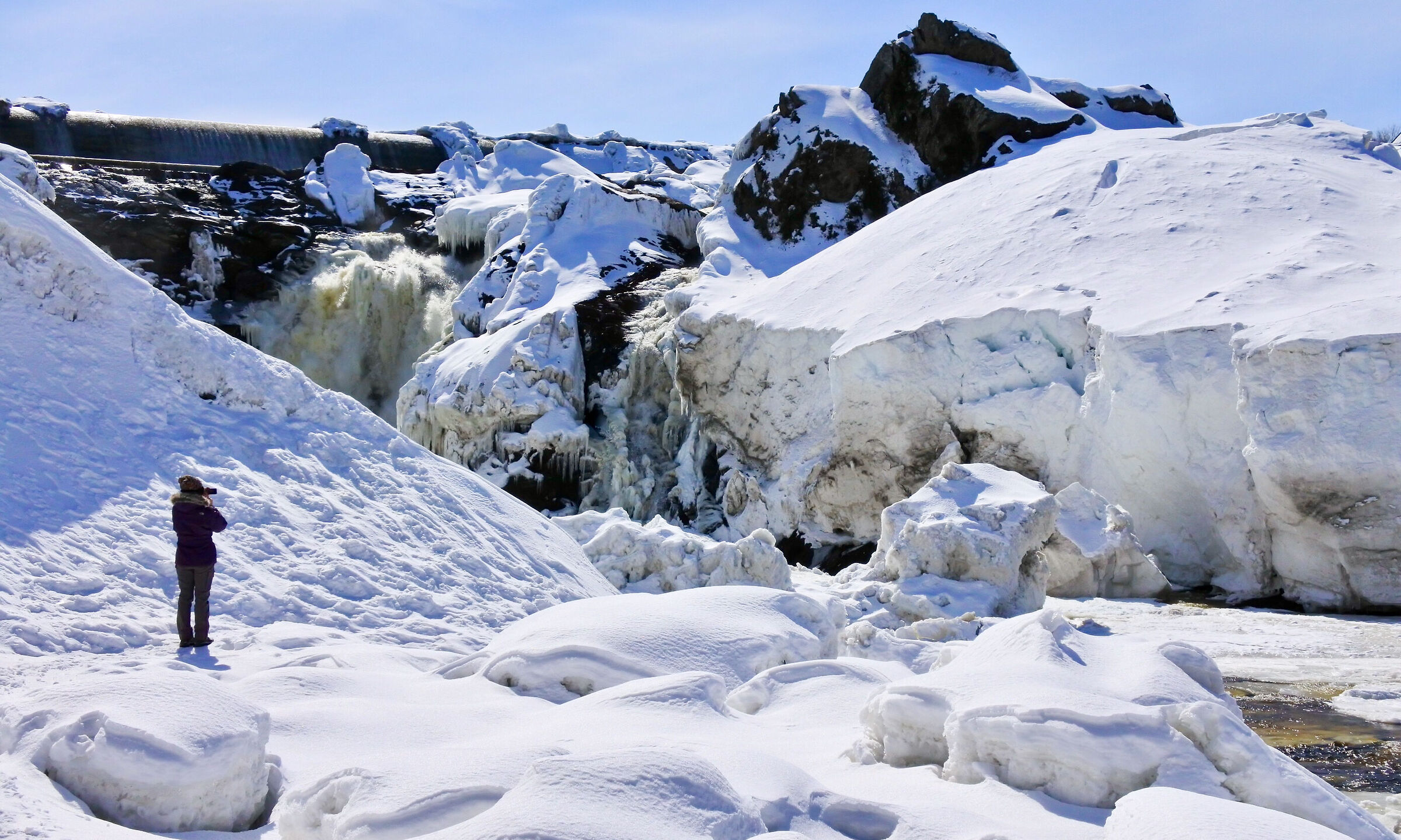 Frozen waterfalls, superb moments for photography