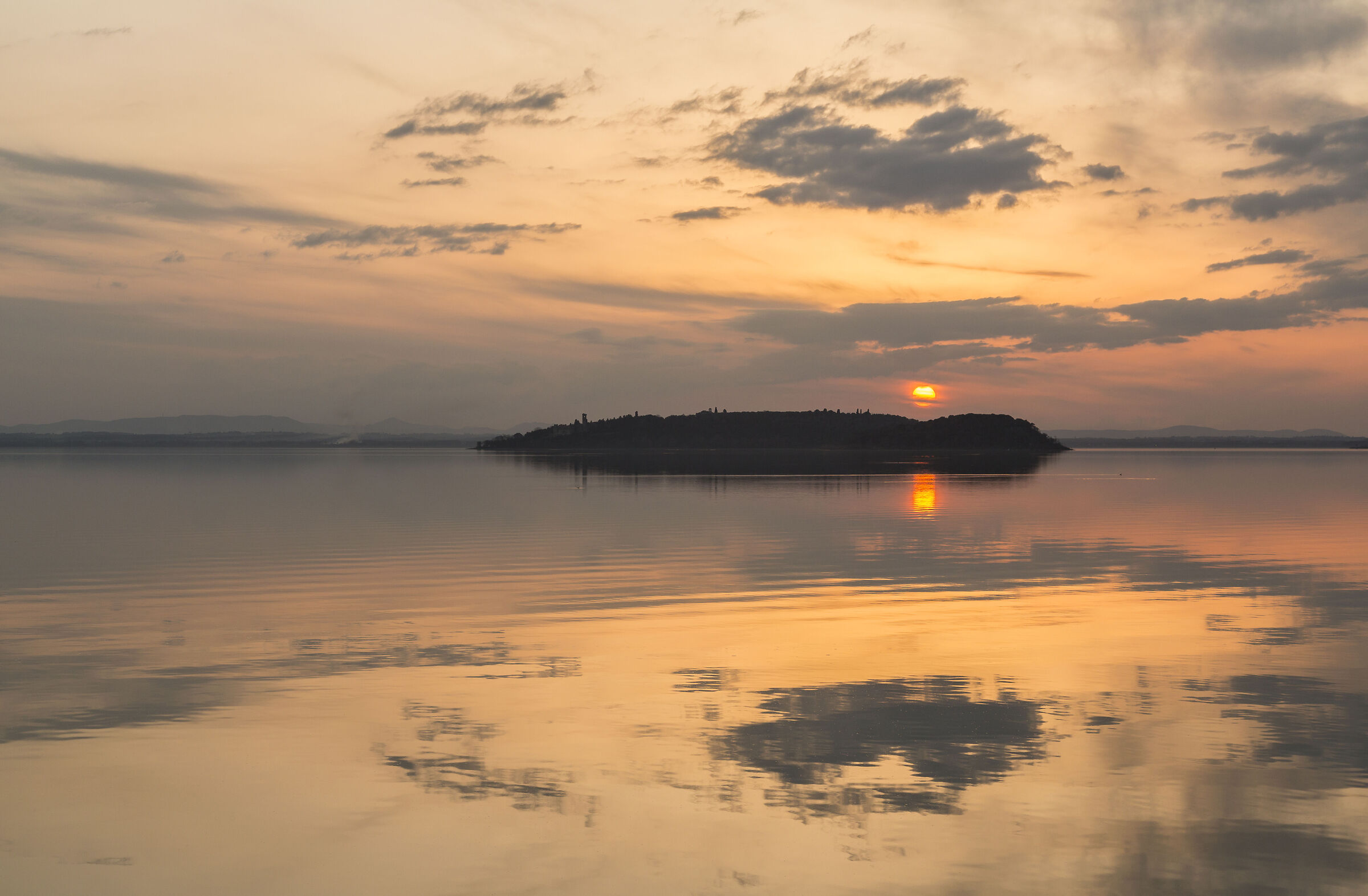 Tramonto sul Trasimeno ..