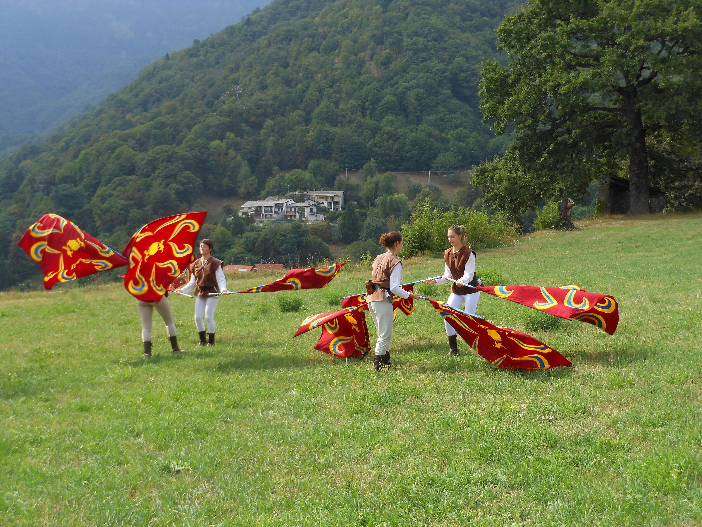 (Torre Pellice)Flag-wavers