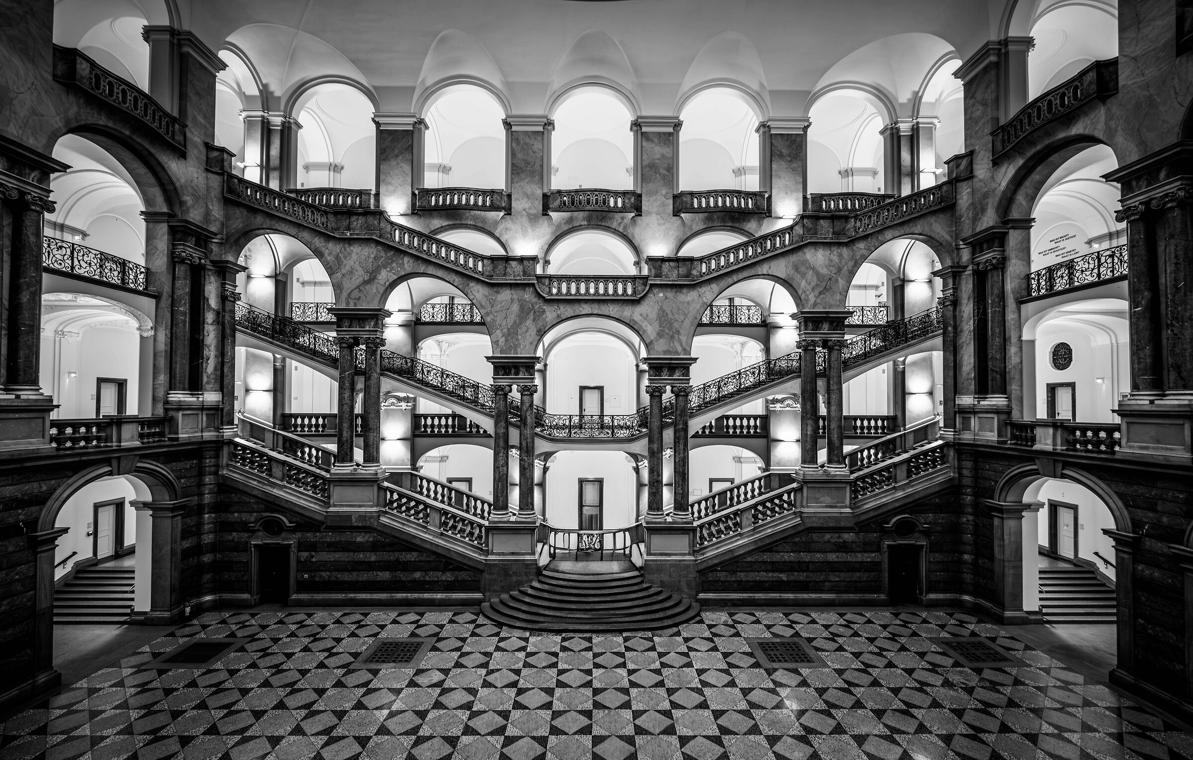 C'e' chi scende e chi sale