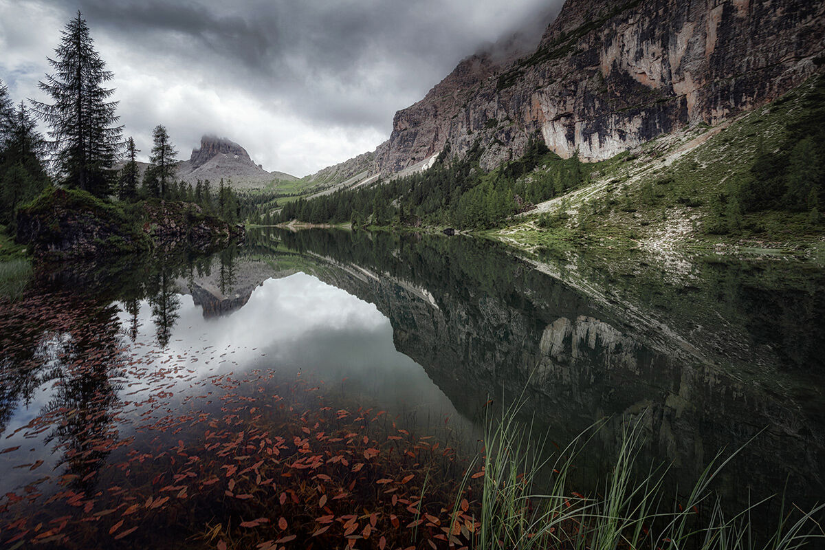 A thin line between sky, water