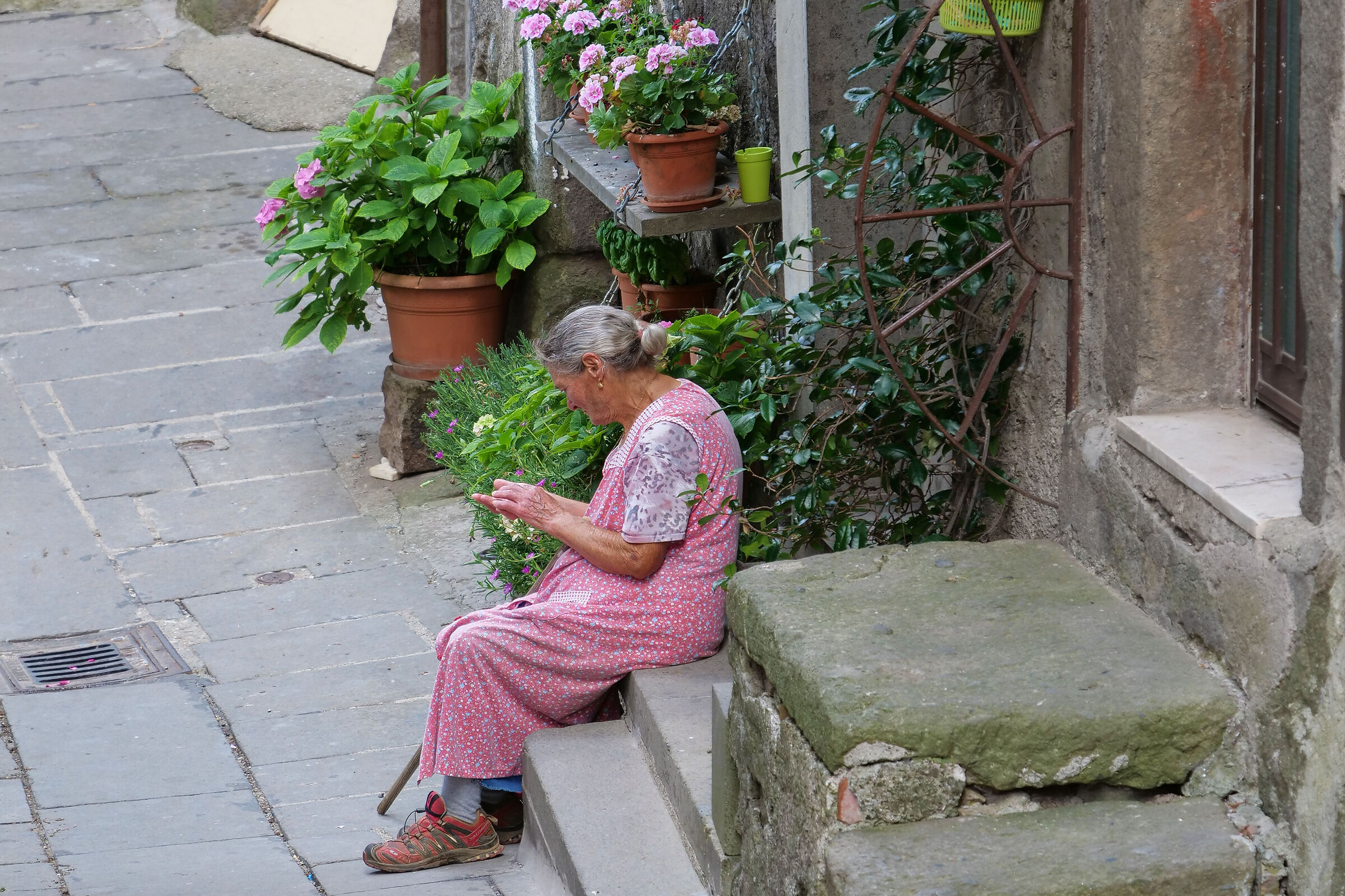 Un po' di fresco davanti la porta di casa