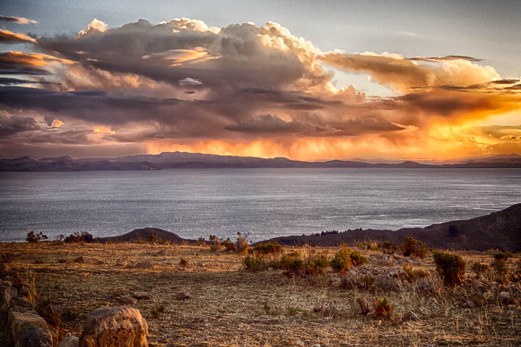 Nuvole di fuoco sorvolavano il lago titicaca