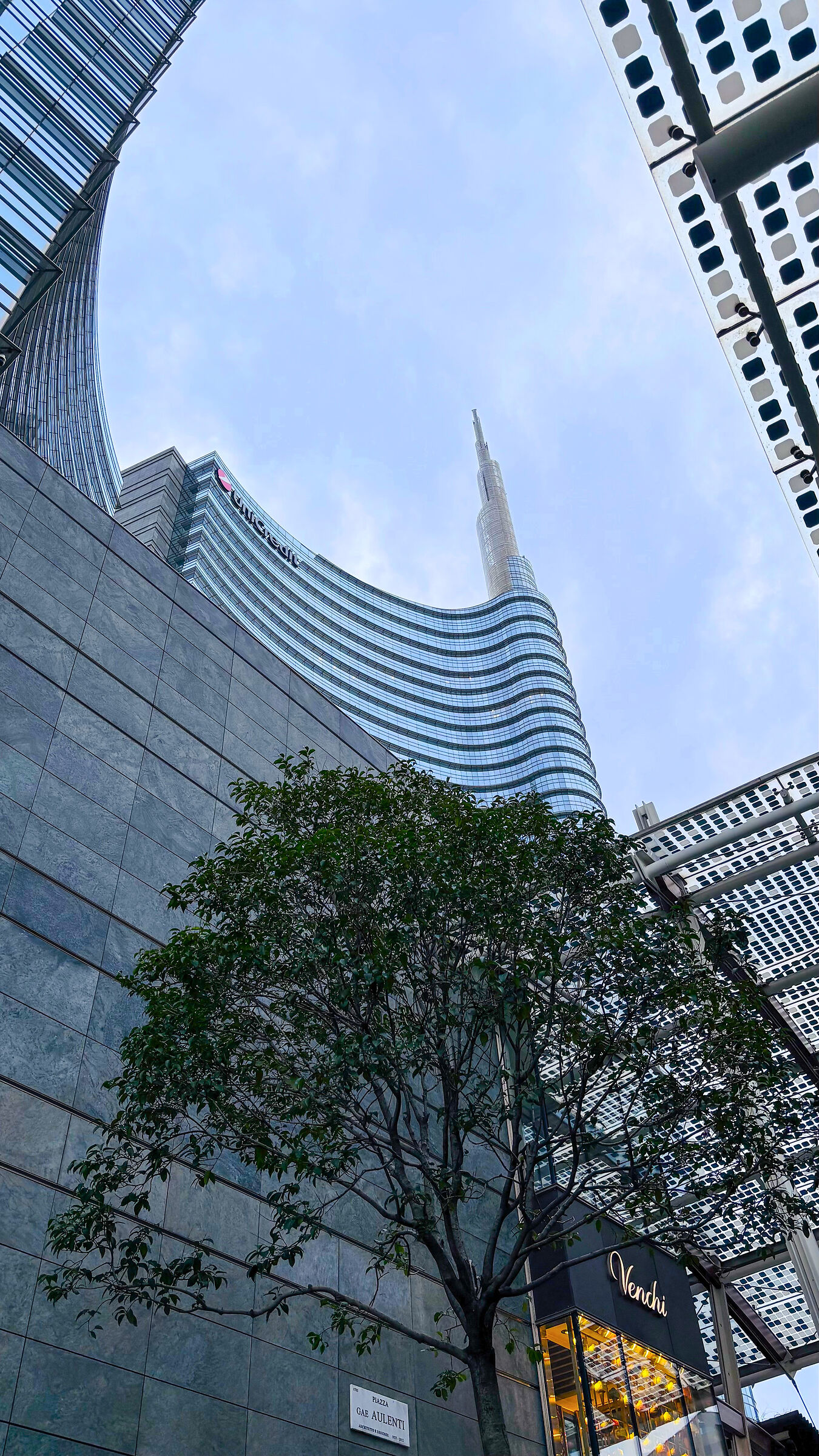 Tra vetro, luci e sogni: Milano vista da qui