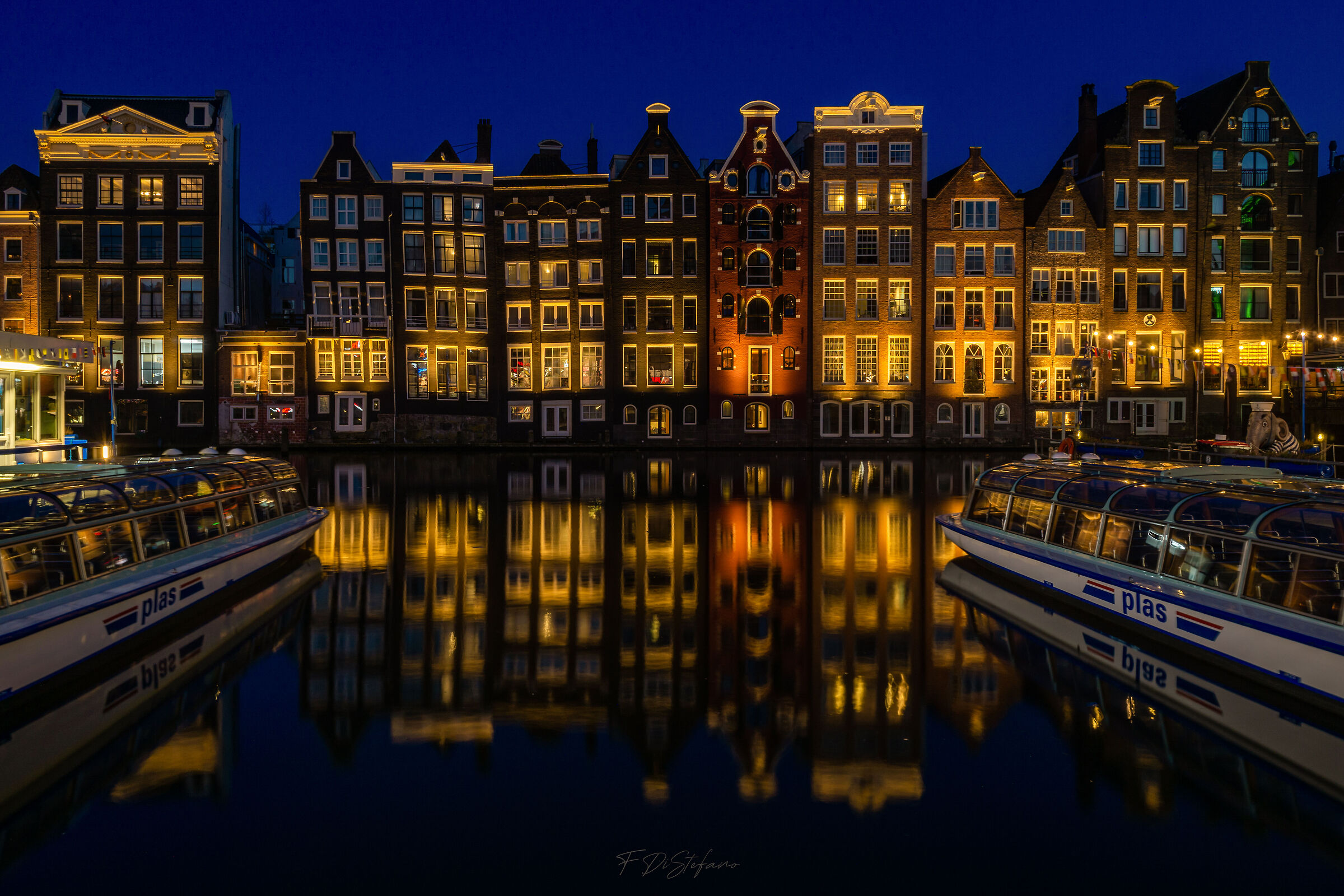 Damrak blue hour