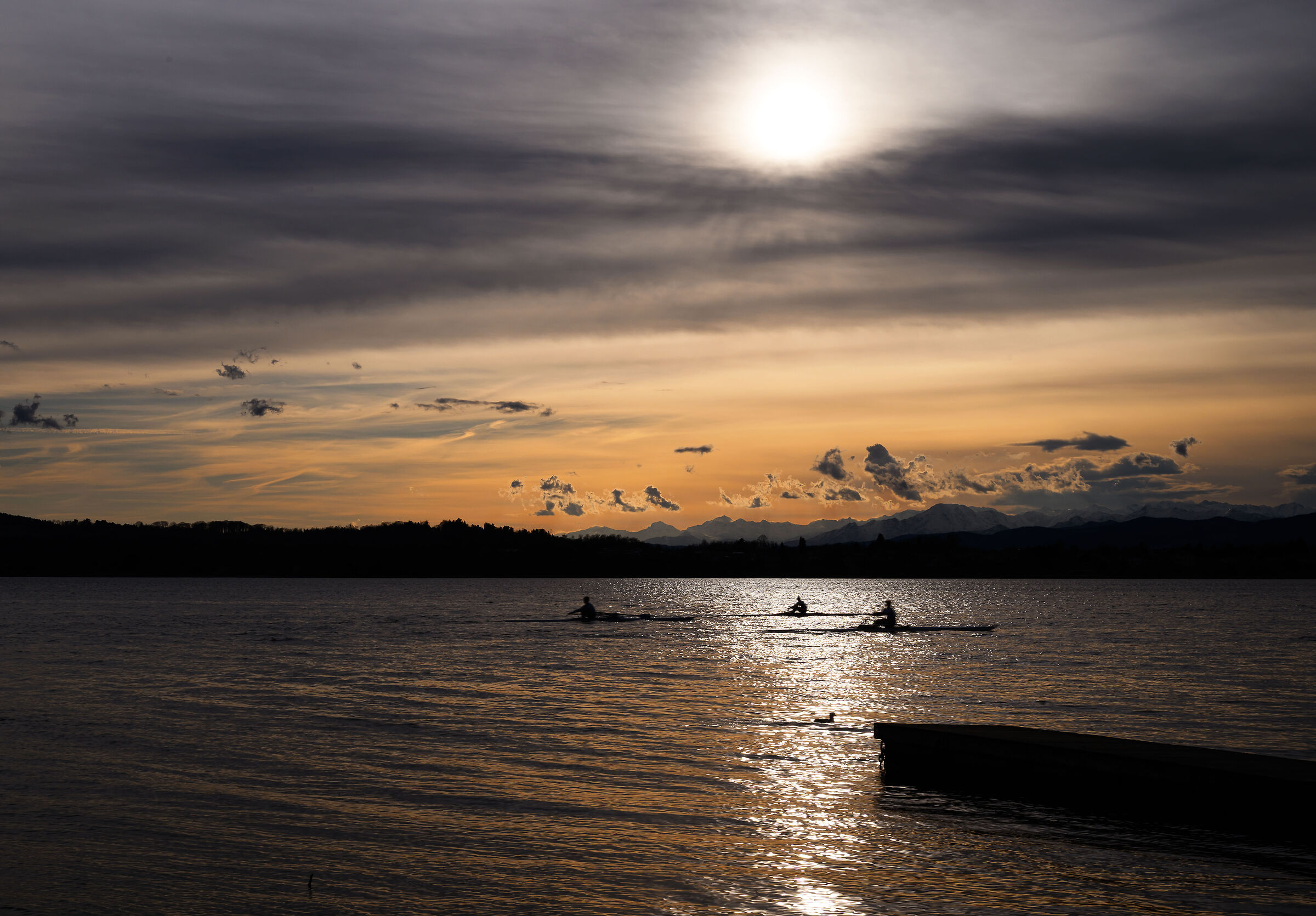 riflessi al tramonto lago Varese canottieri