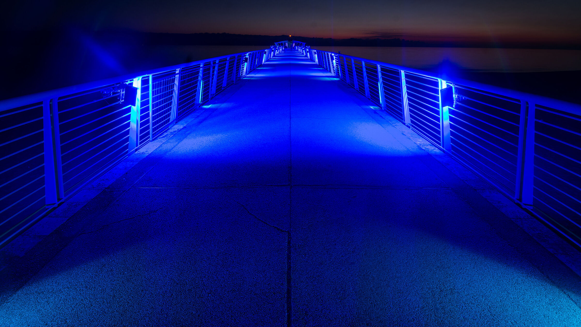 Il pontile in blu