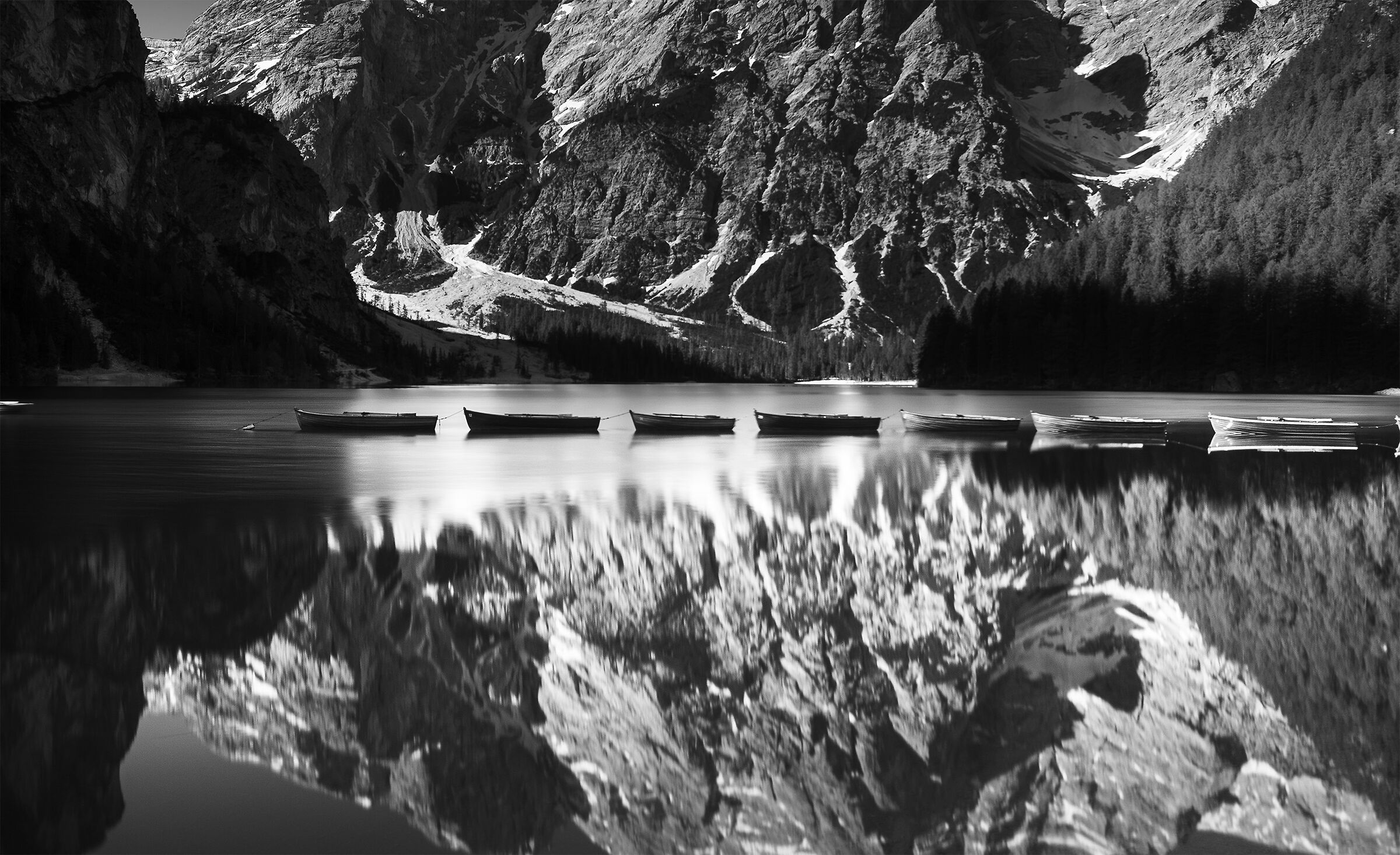 Scorcio del Lago di Braies in BN.