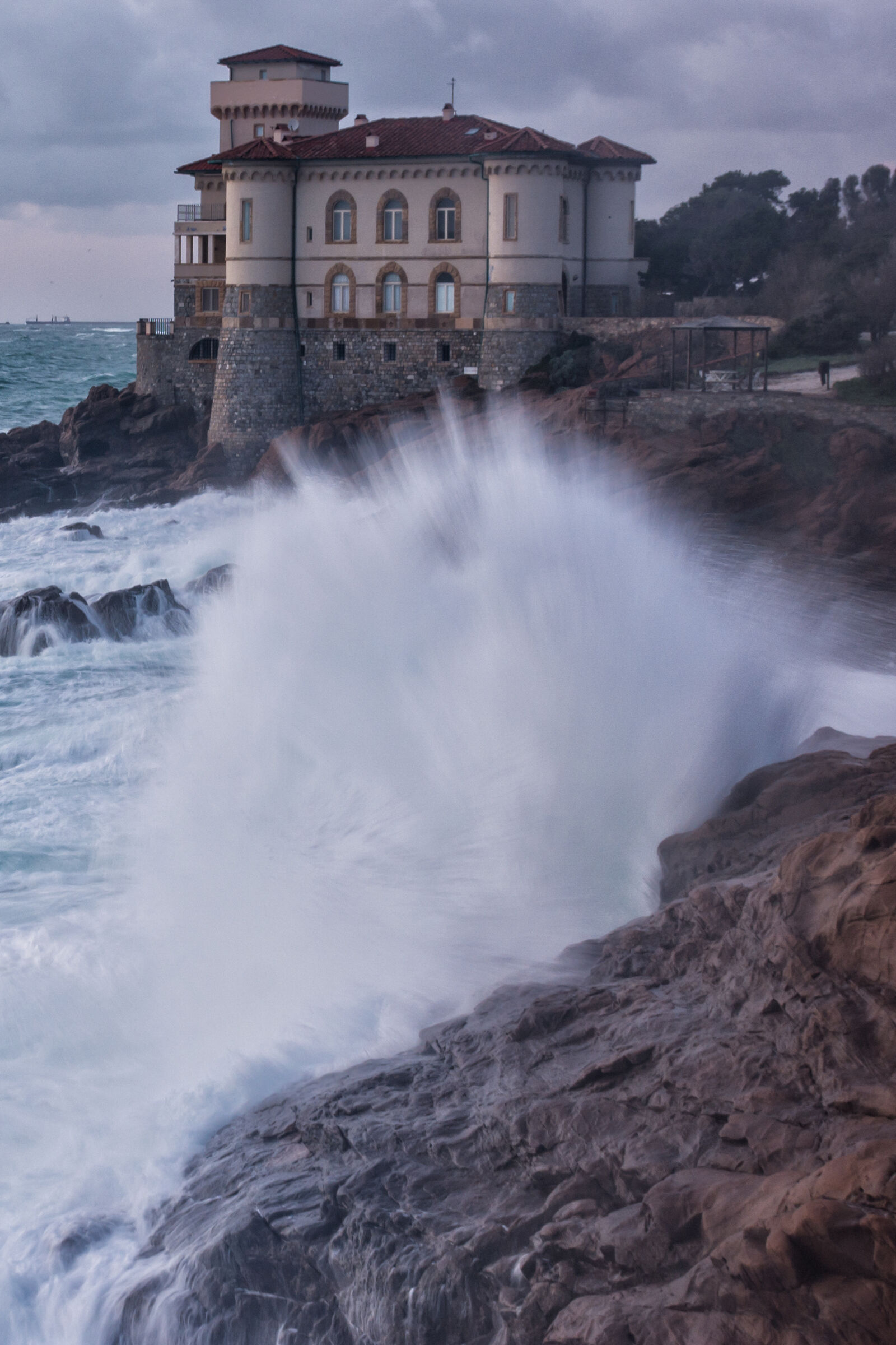 Il Castello del Boccale e la mareggiata