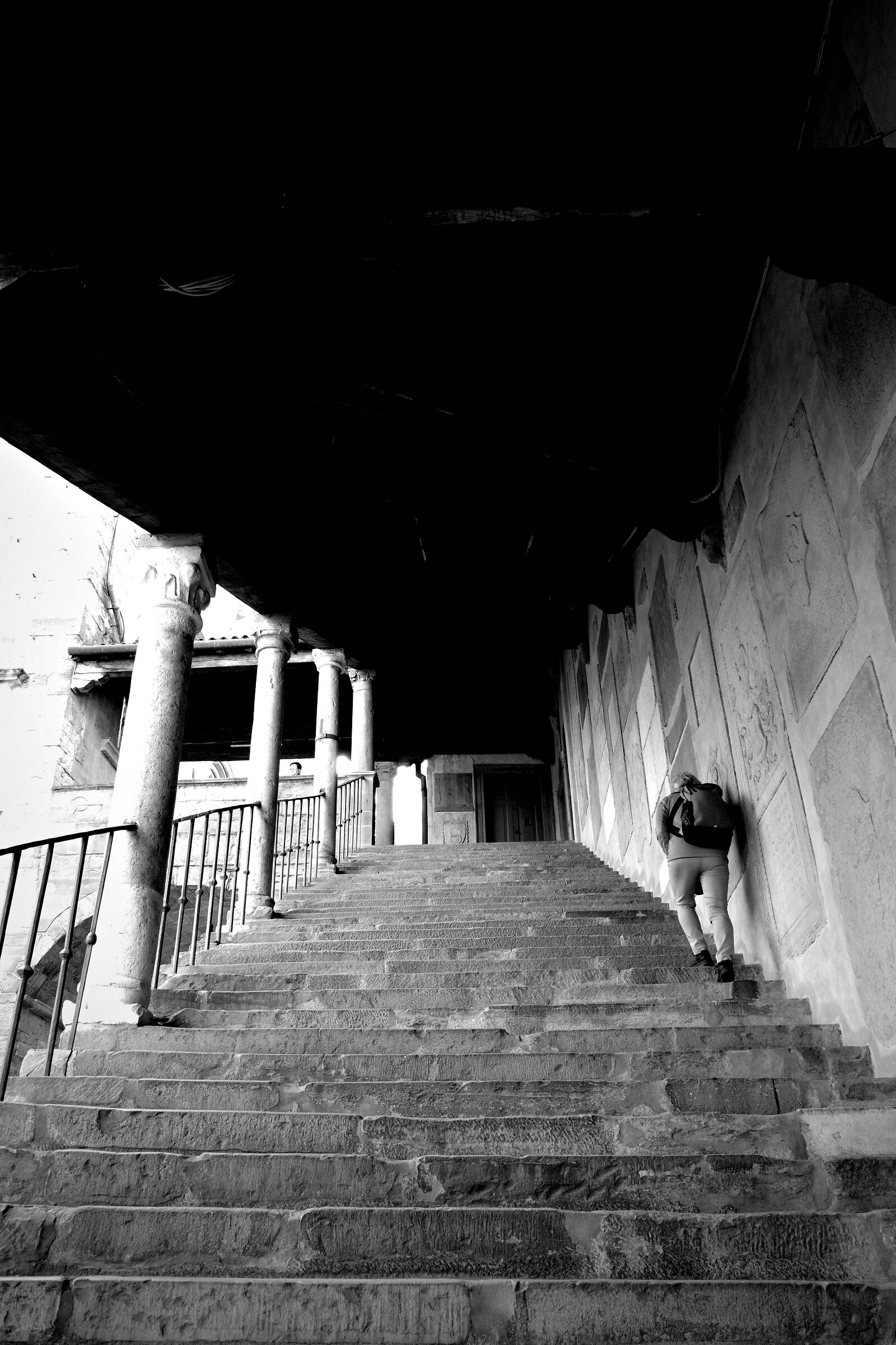 Su per le antiche scale...