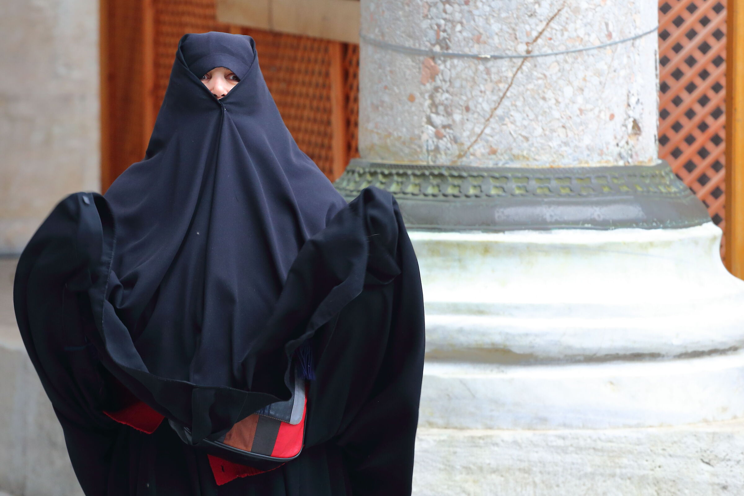 Women in the mosque - 01