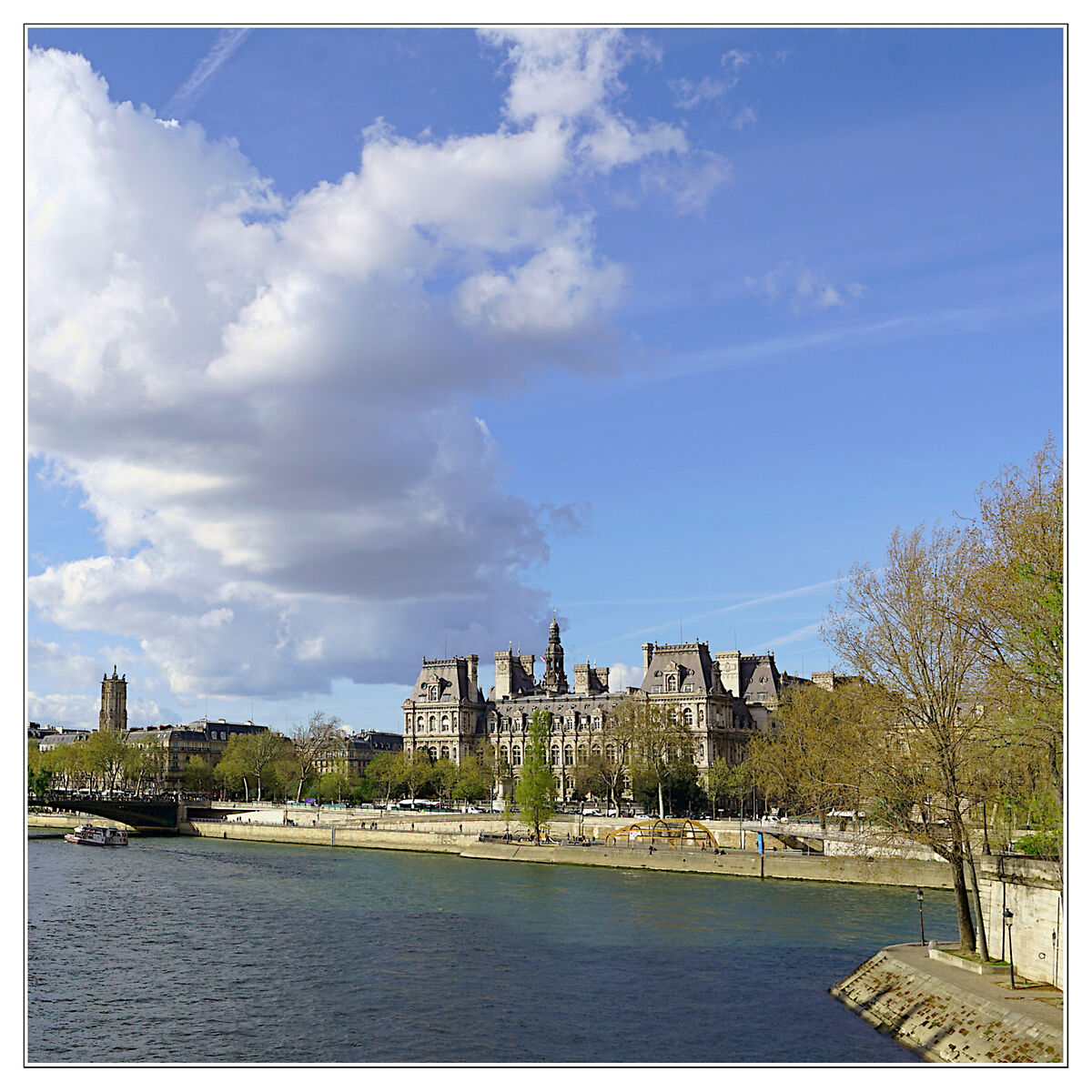 Hôtel de ville de Paris and Tour Saint-Jacques.