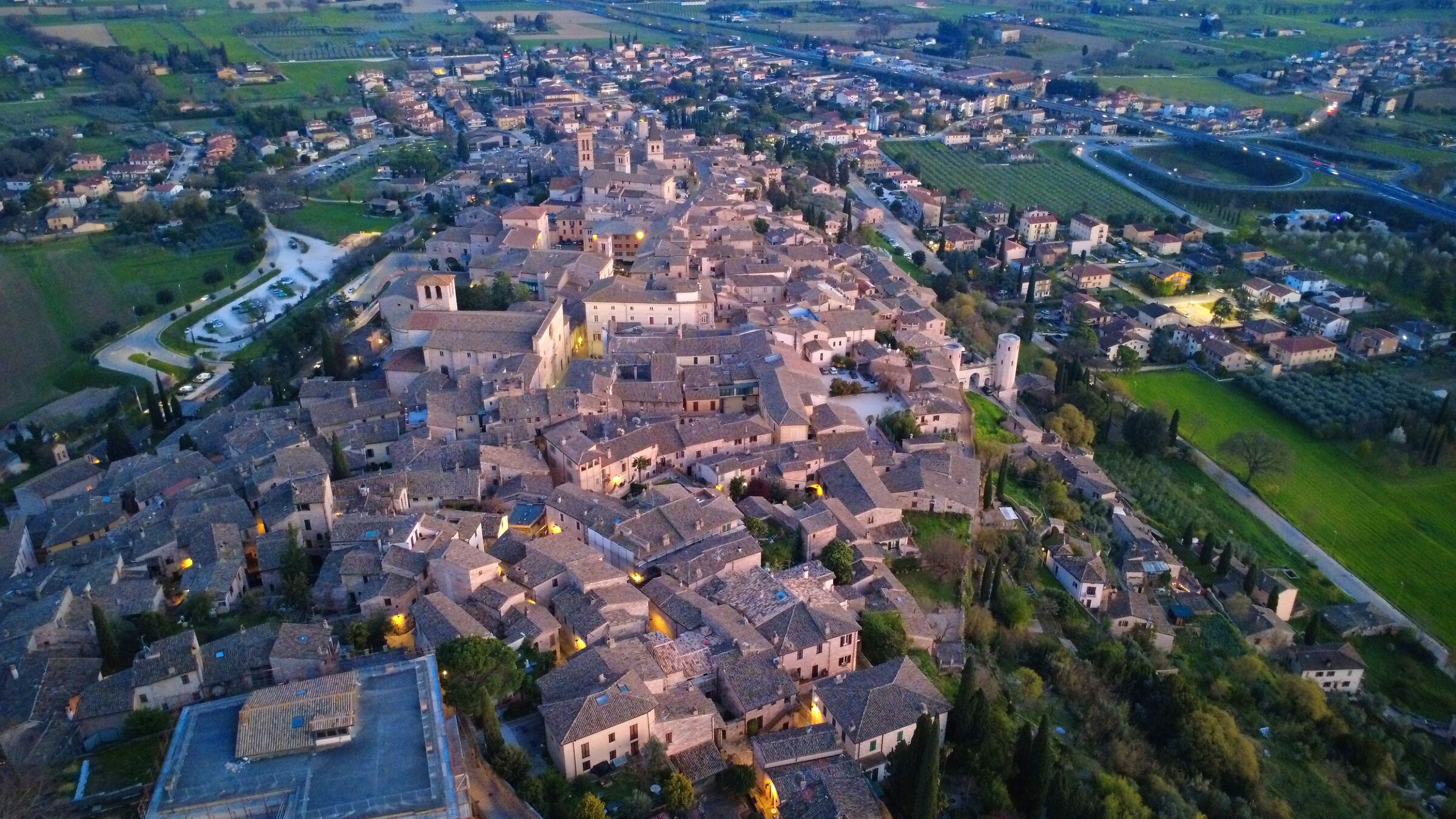 Spello riscaldata al tramonto