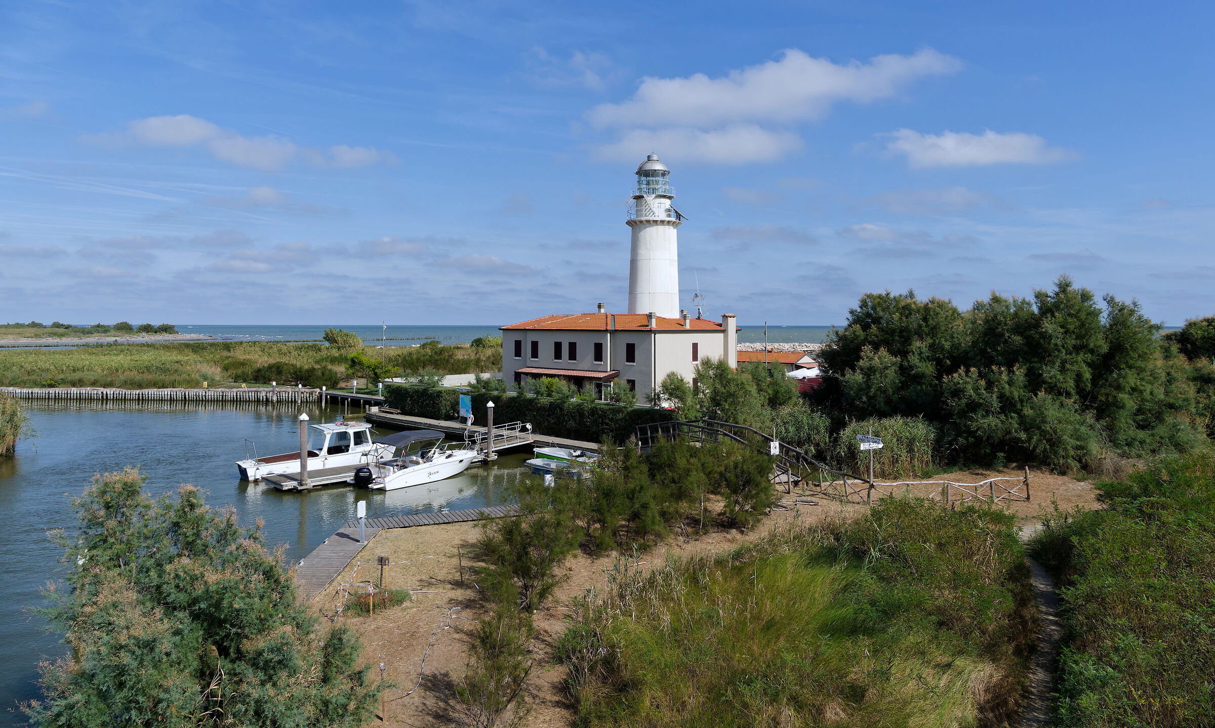 Po delta - the Goro lighthouse and its port