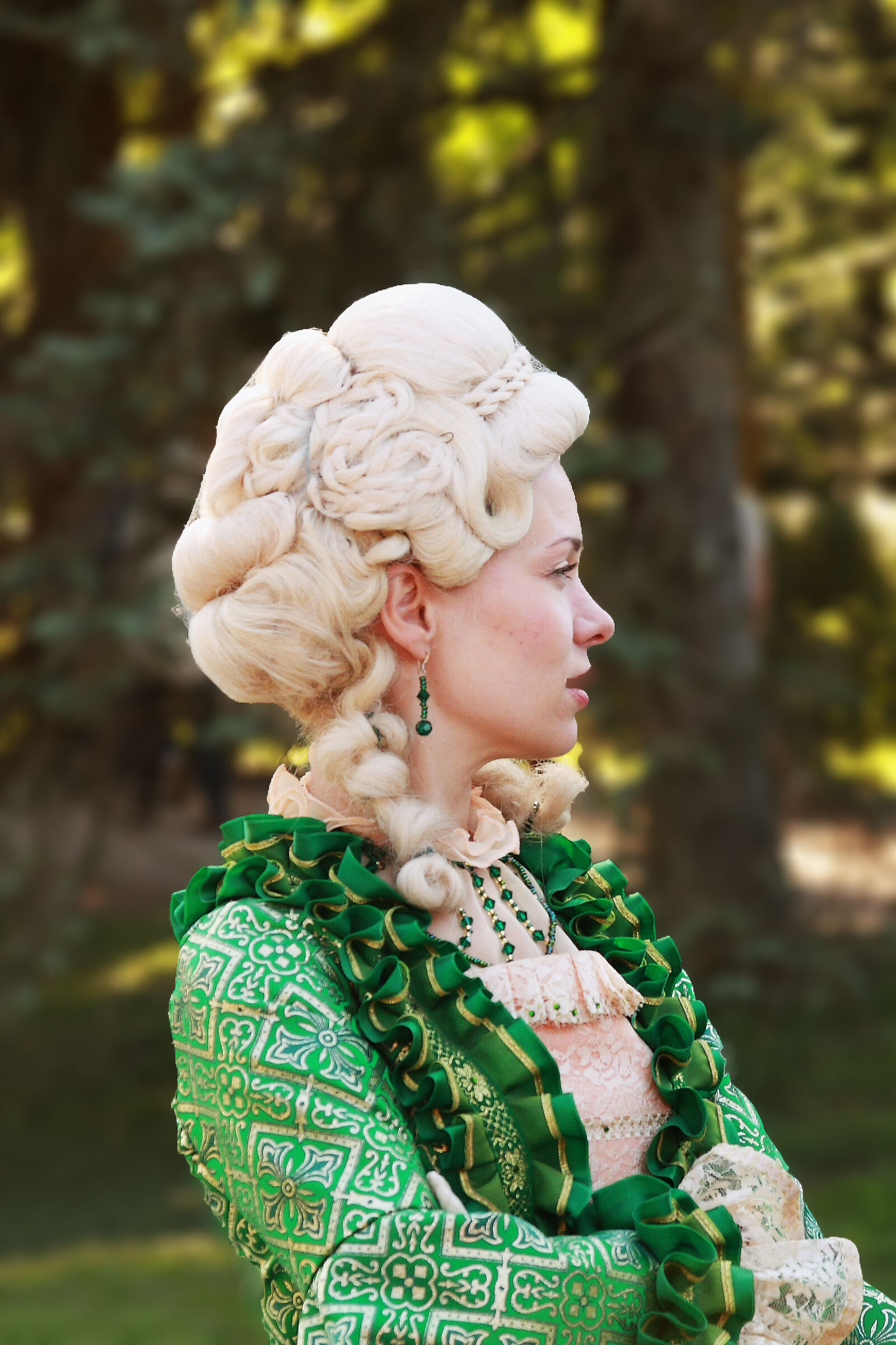 Ragazza con vestiti dell'epoca a San Pietroburgo