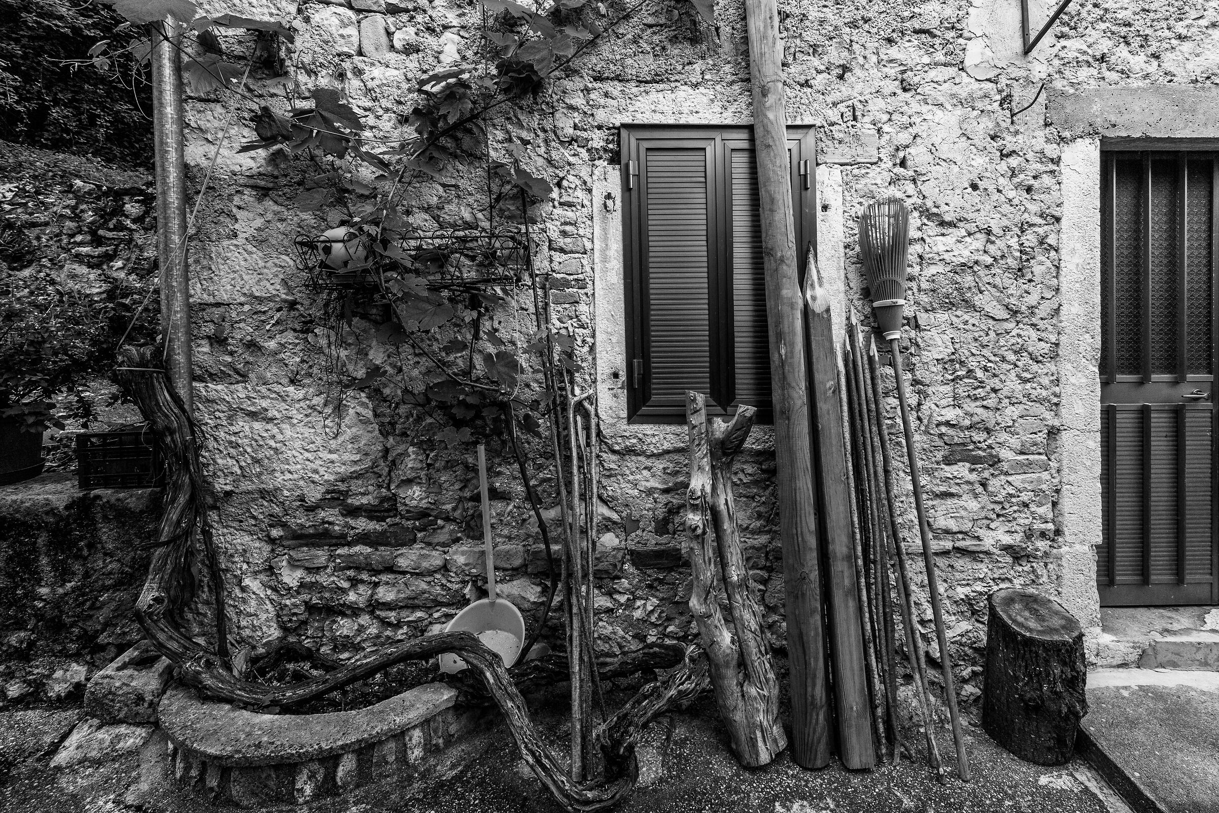 Glimpse of the house and tools, barcis
