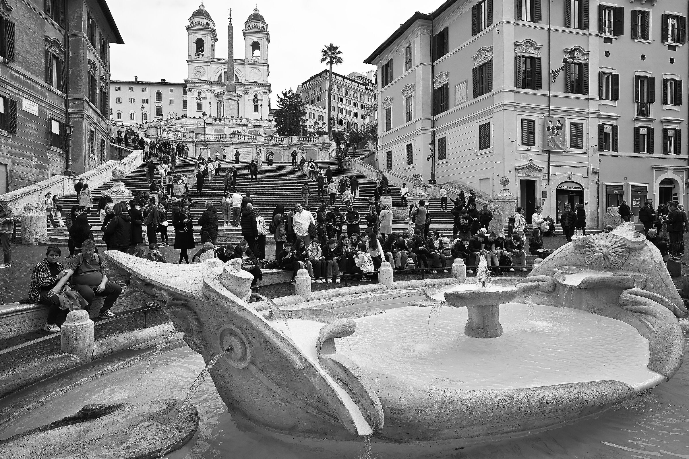 Roma- Piazza di Spagna la fontana della Barcaccia