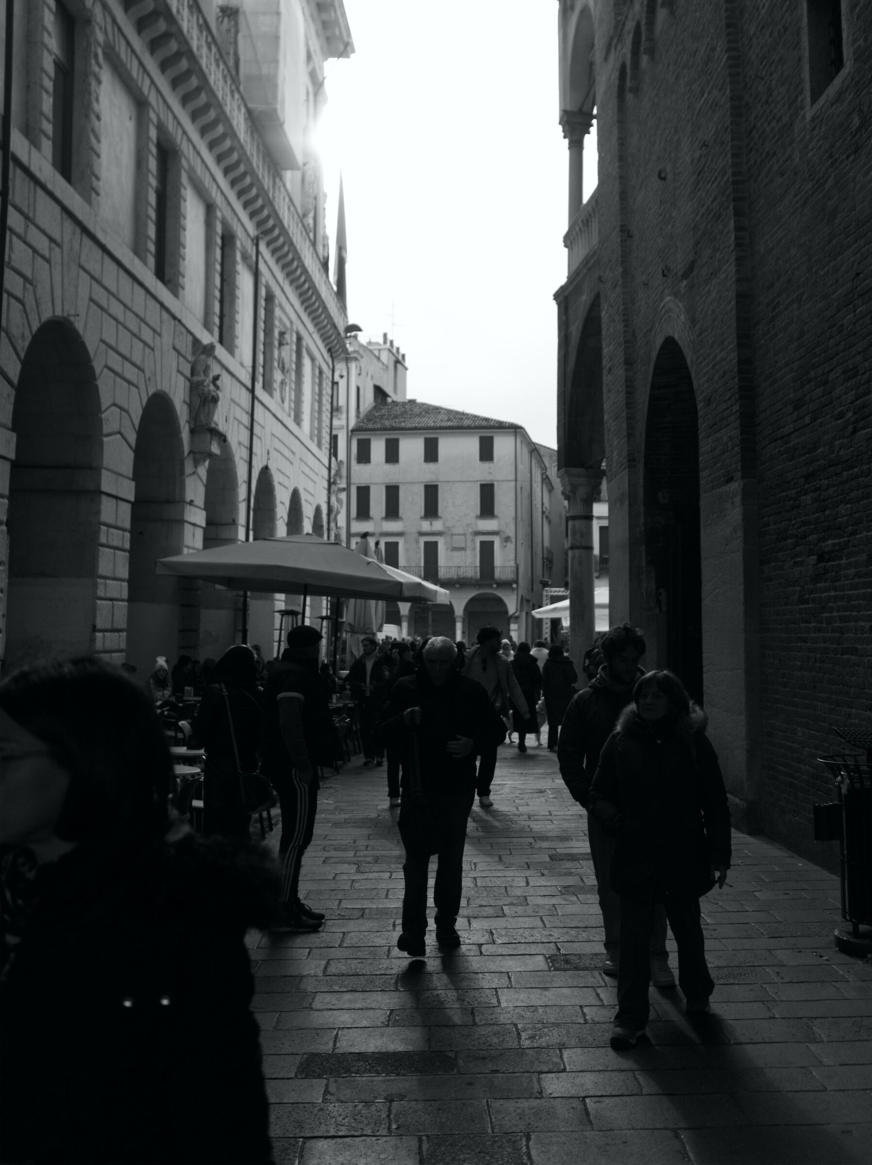 Padova, uomo in piazza