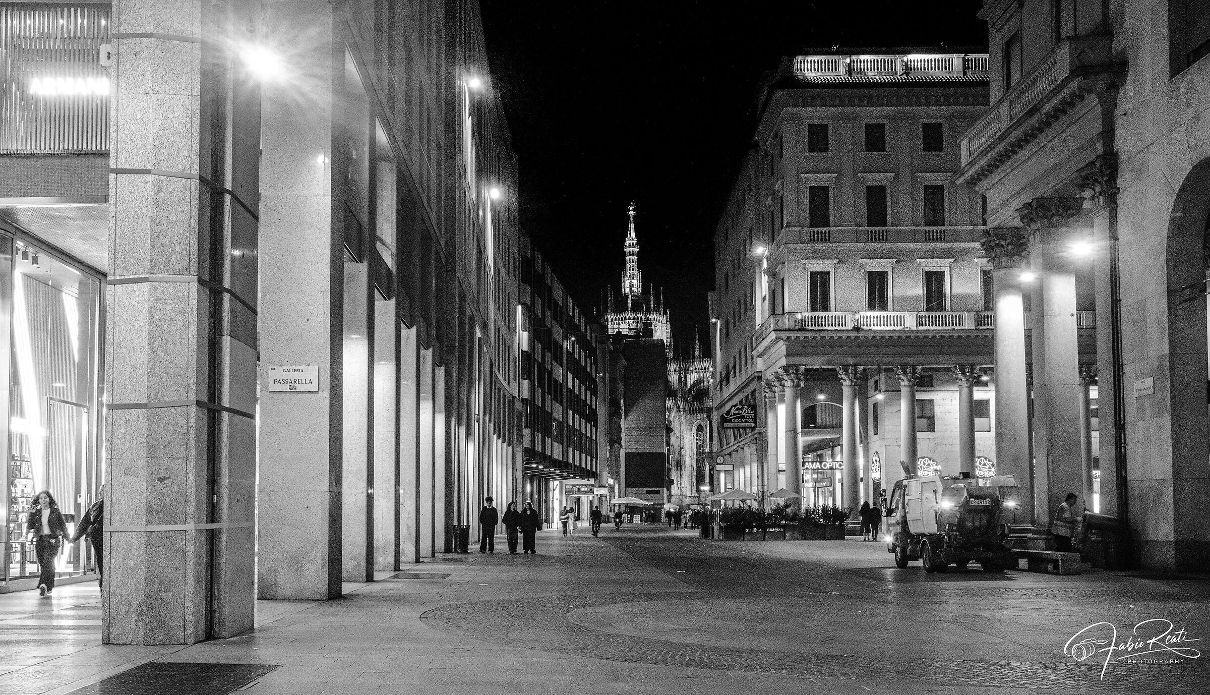 e la città si prepara a dormire