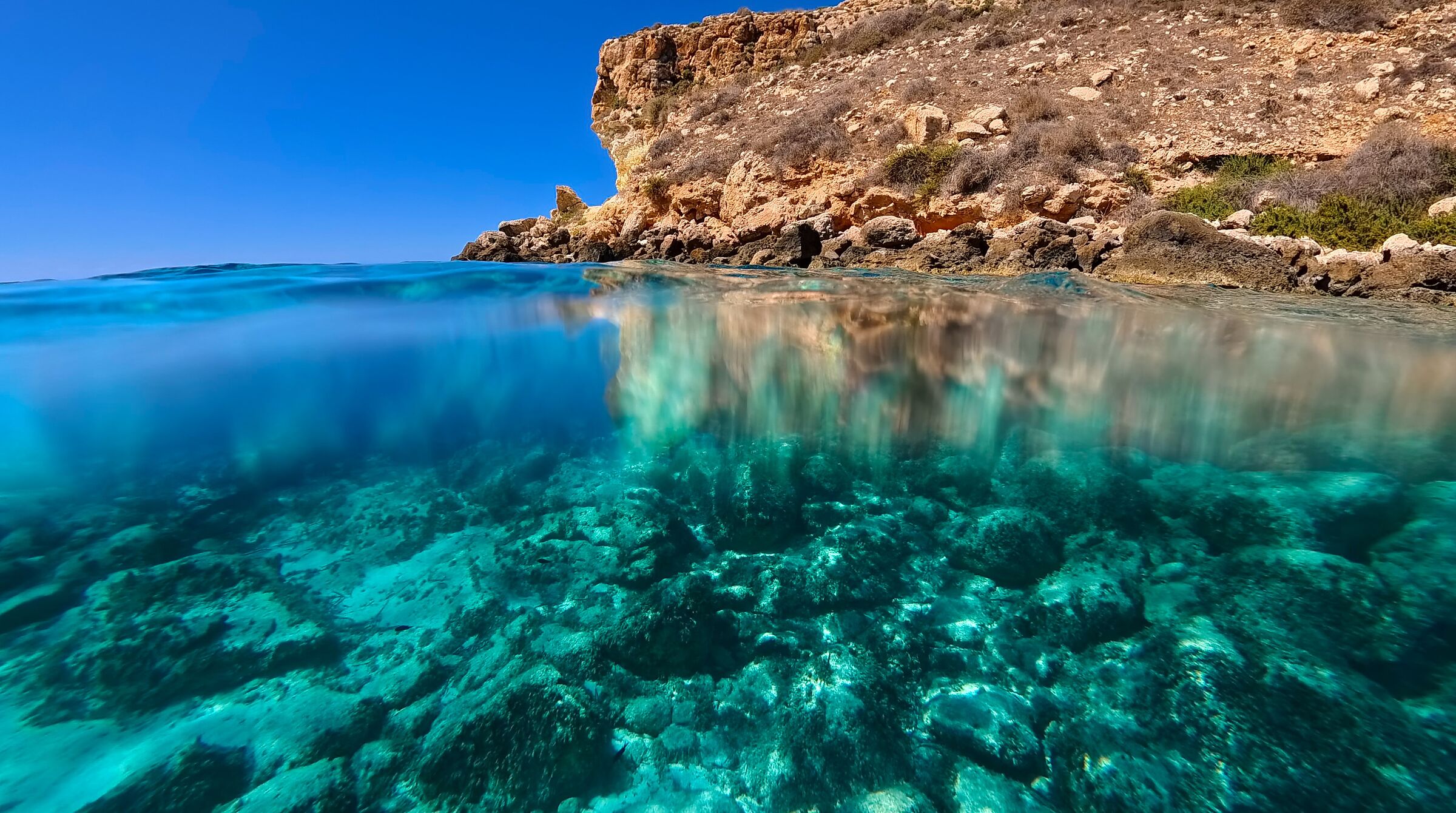 riflessi e colori spiaggia dei conigli Lampedusa
