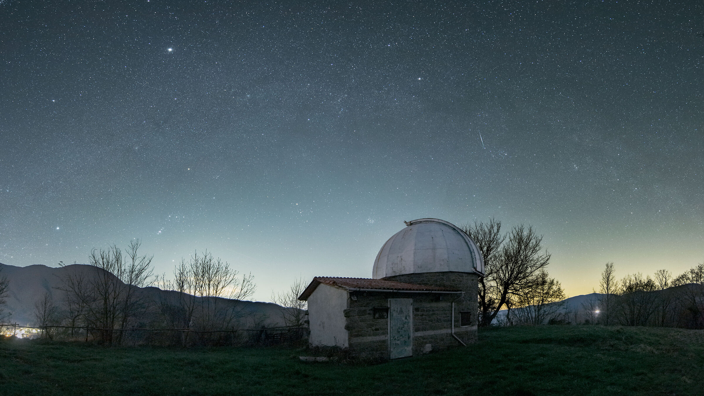 L'arco galattico invernale e l'osservatorio abbandonato