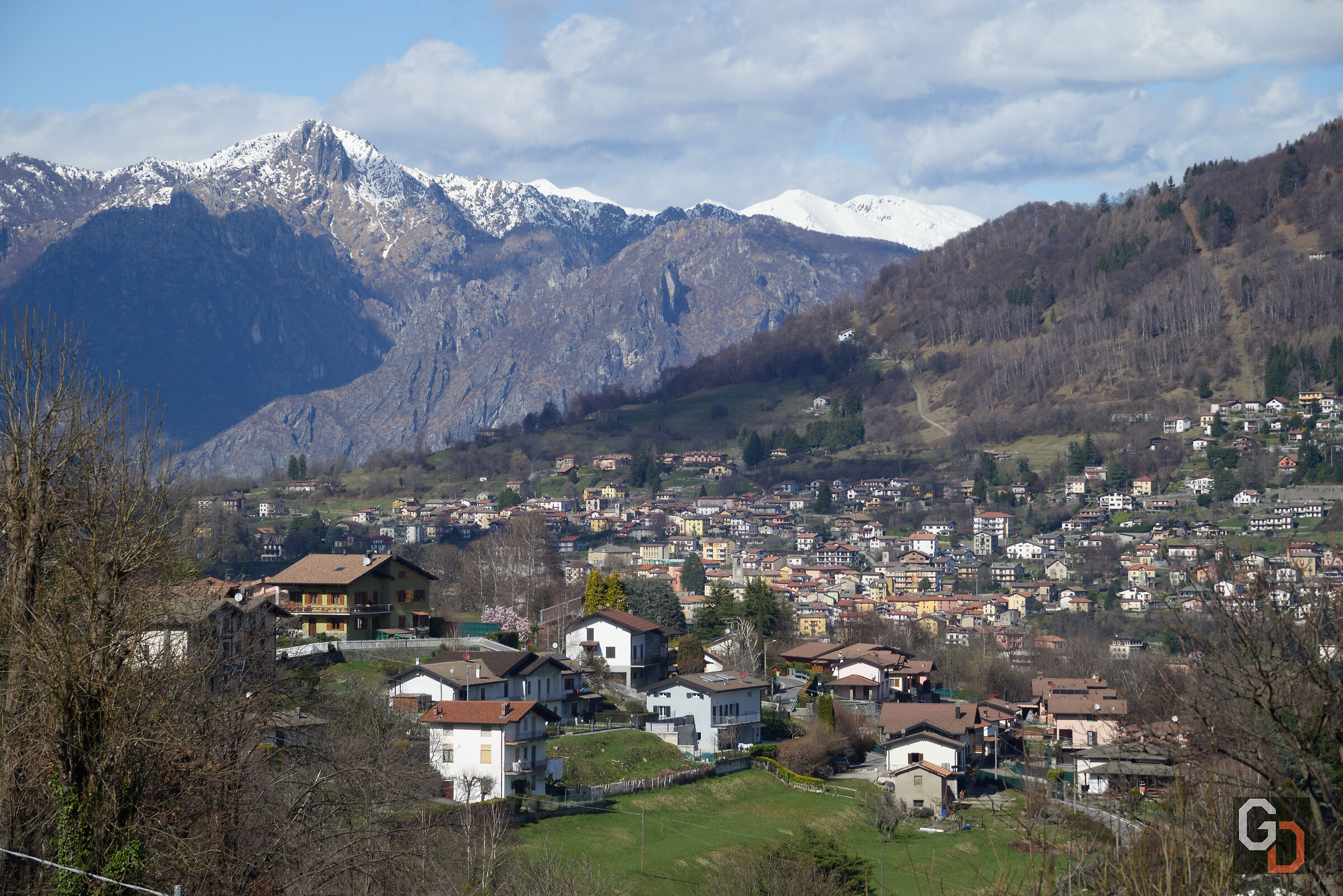 Ai piedi della montagna