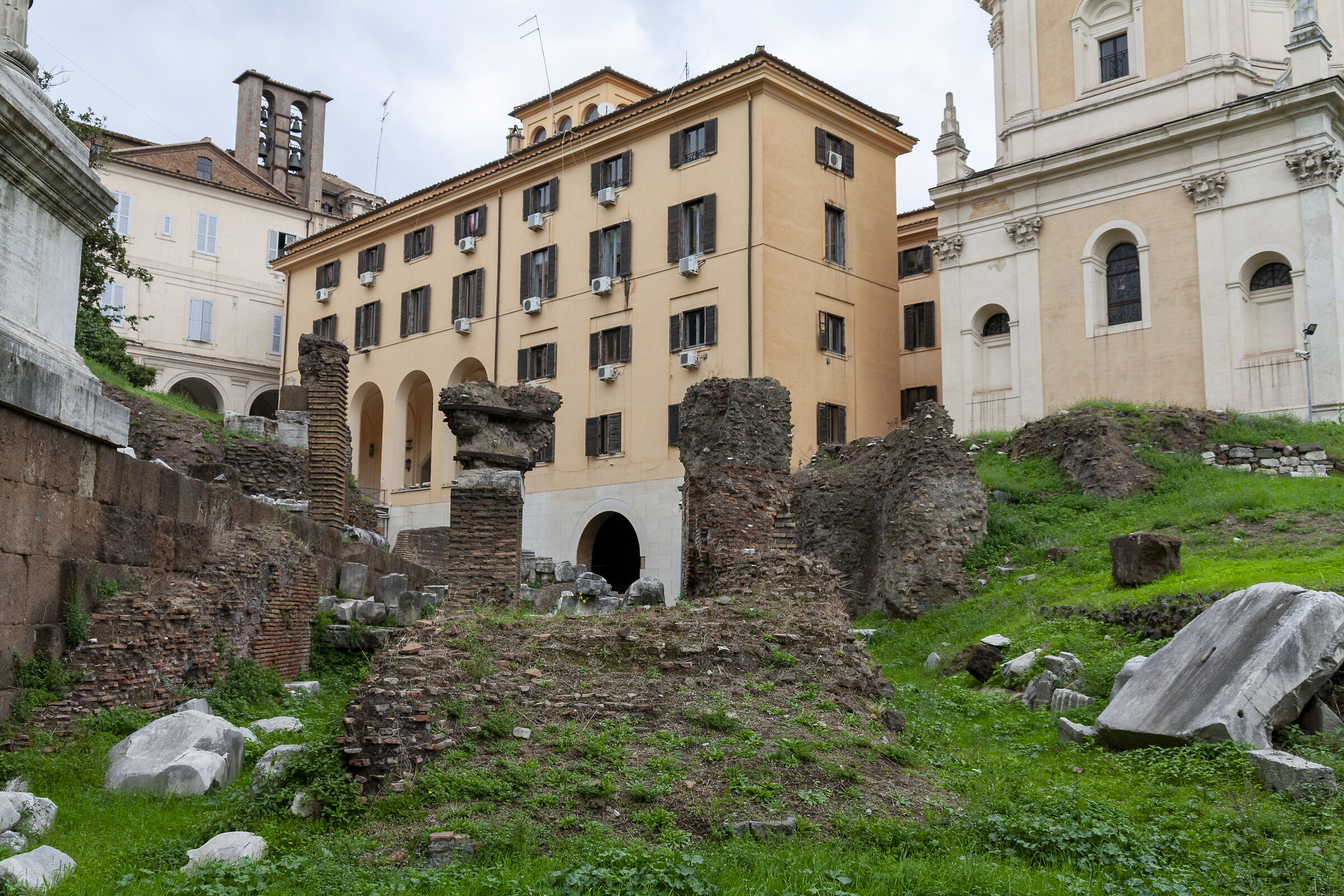 I Resti del Tempio di Apollo Sosiano