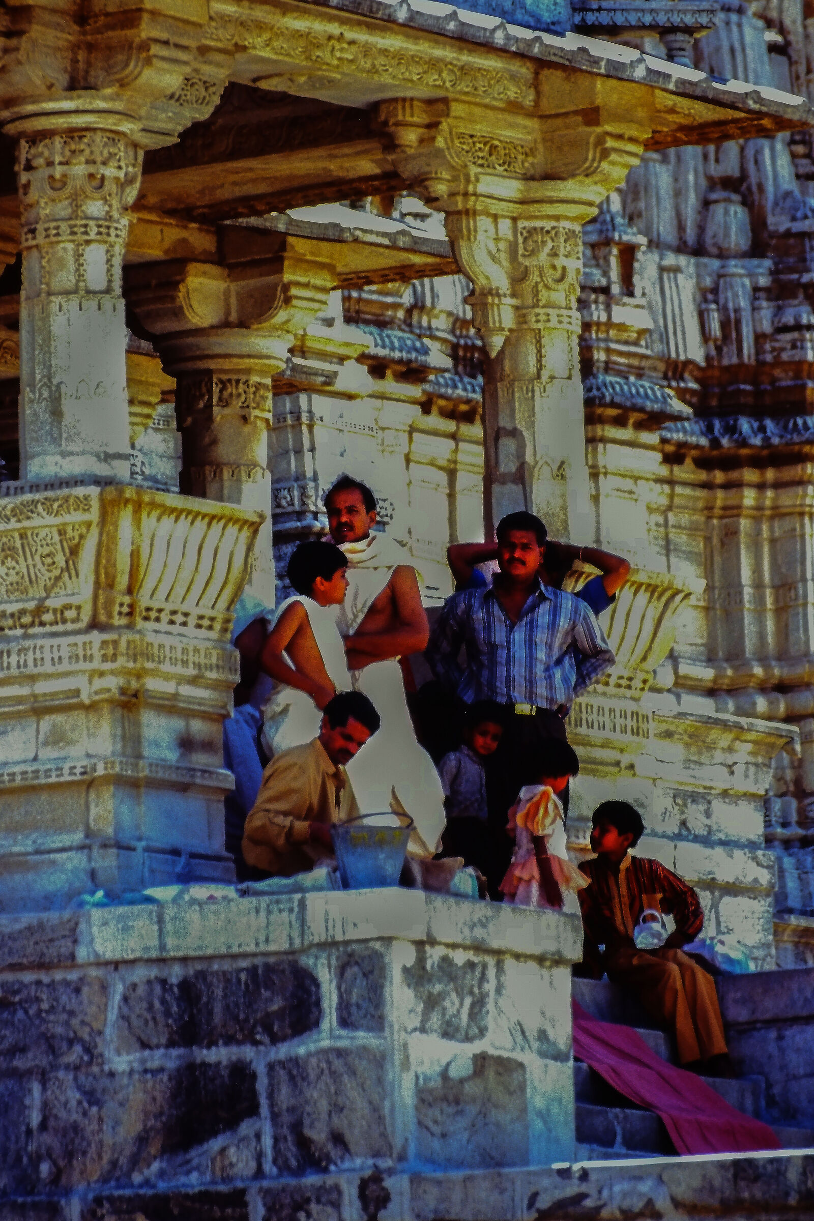 Gruppo di fedeli all`íngresso del tempio di Ranakpur