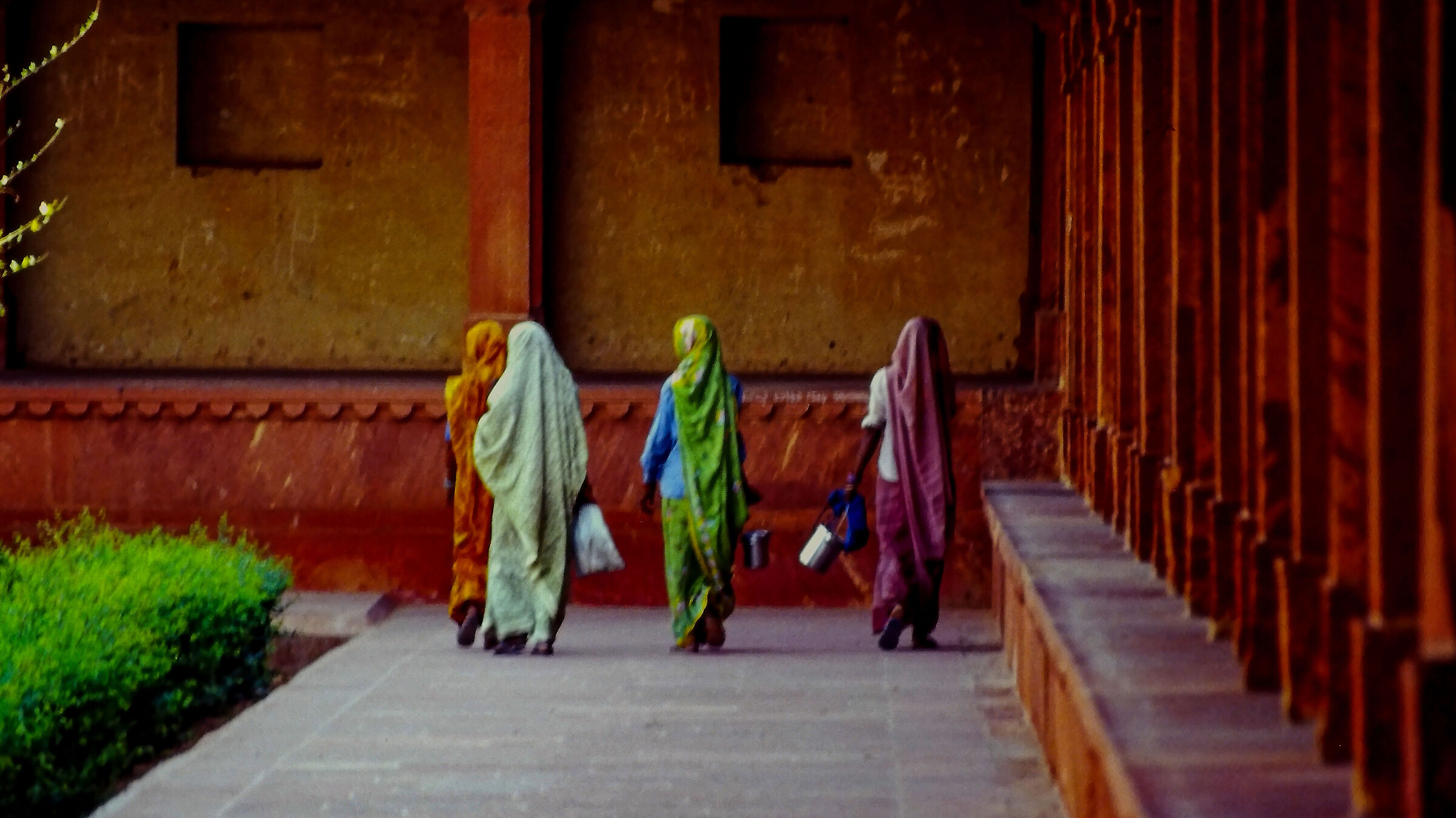 Indian women close to the Taj Mahal area