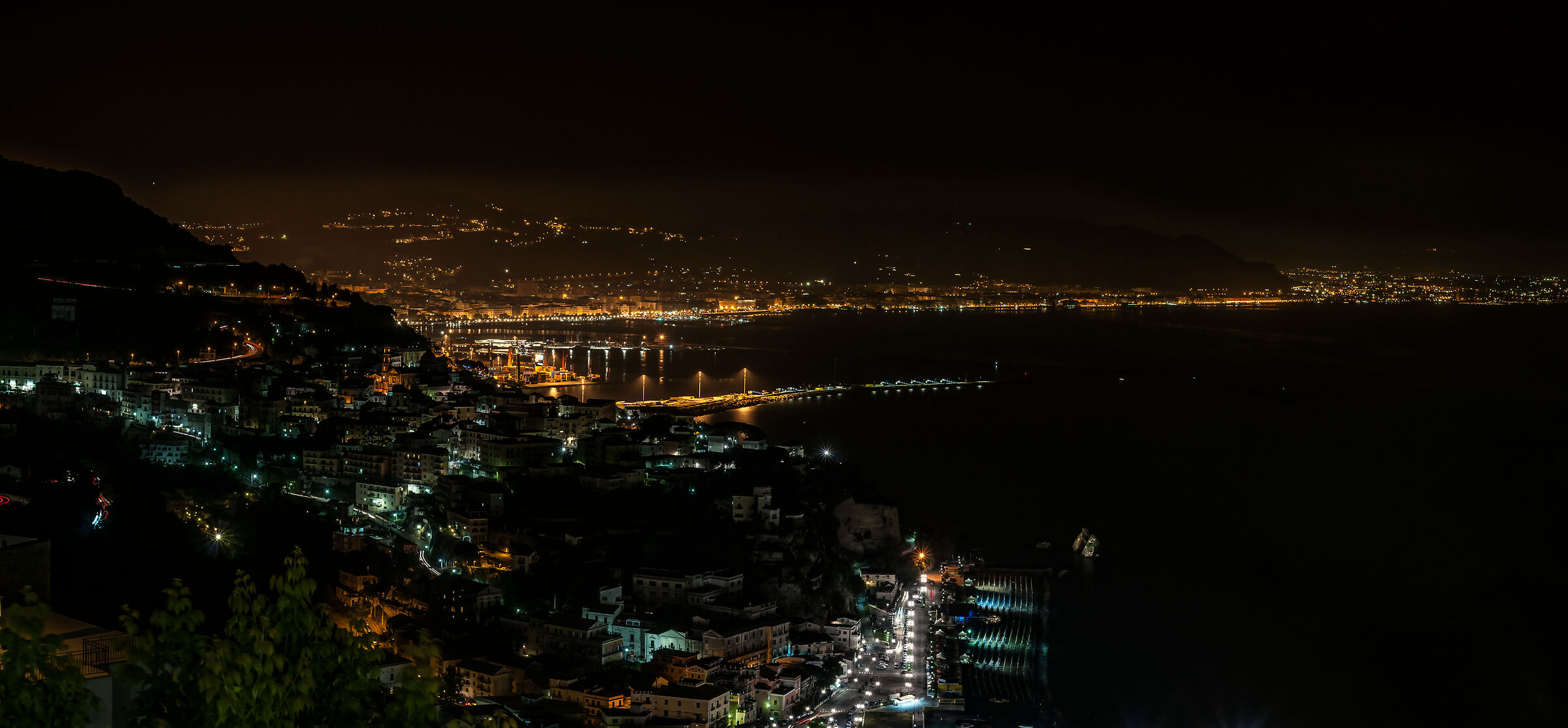 Vietri Sul Mare sullo sfondo Salerno