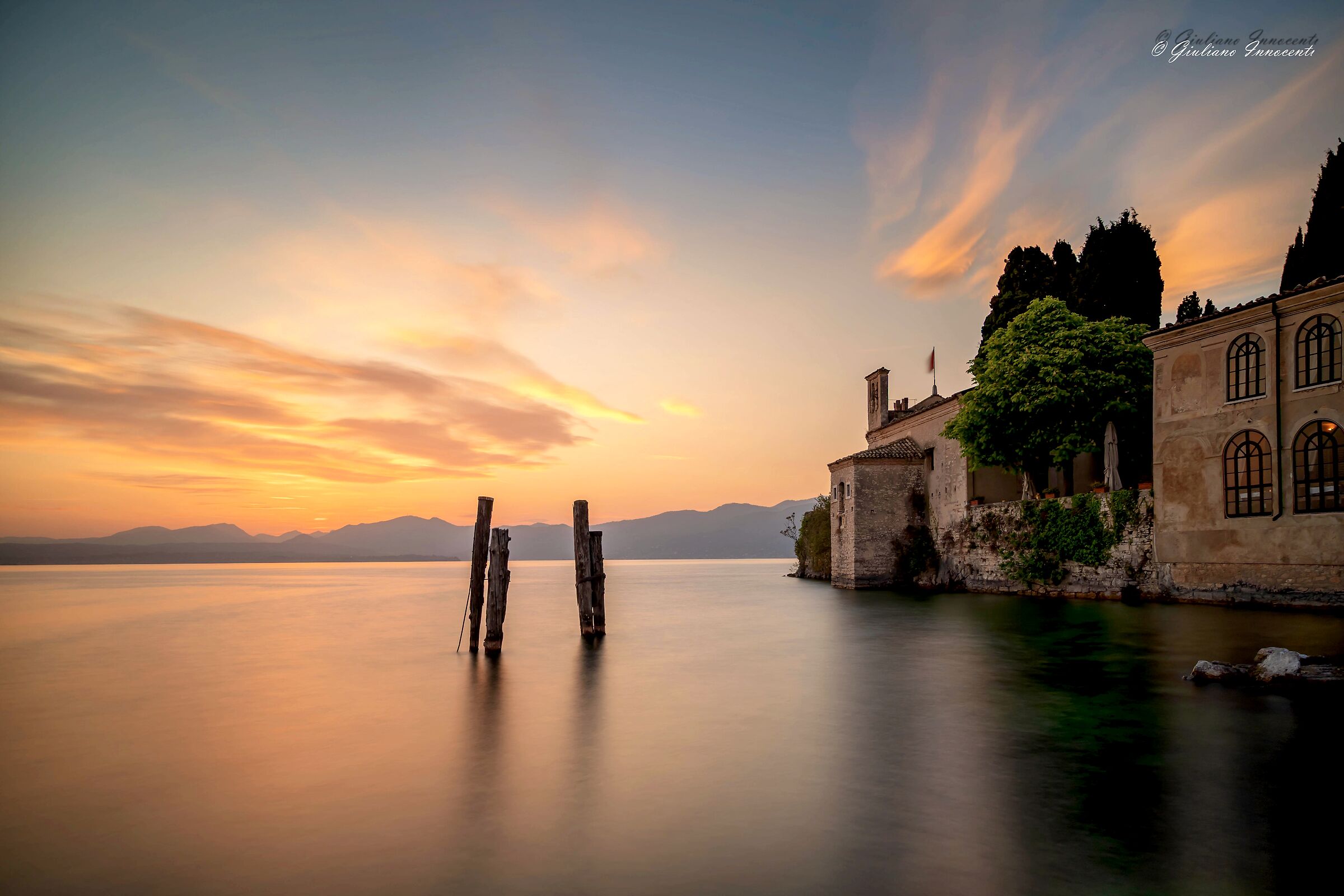Quando il sole bacia il lago dorato