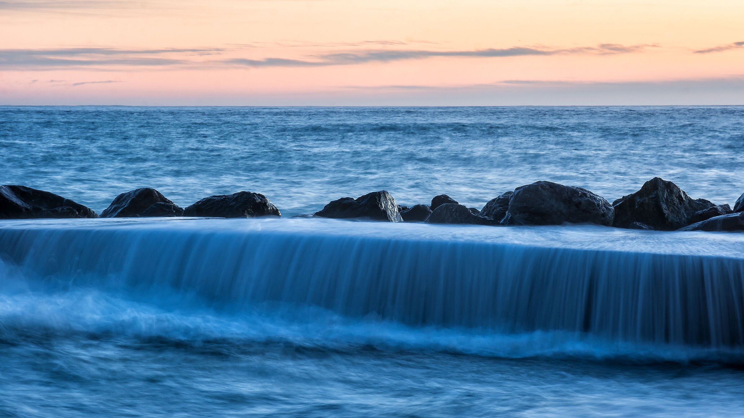 Acqua setosa sul molo di Camogli