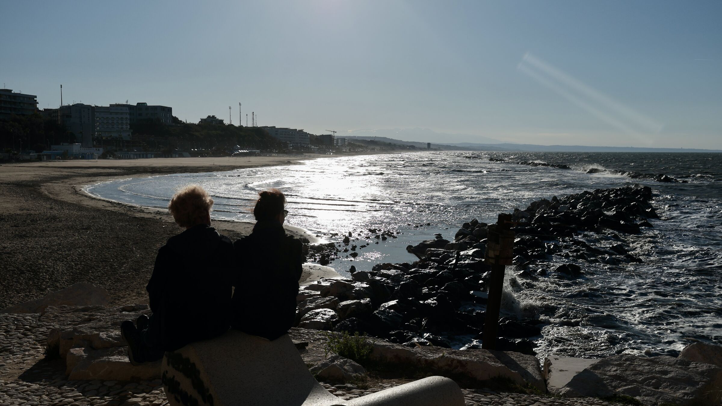 Le amiche osservano il mare.