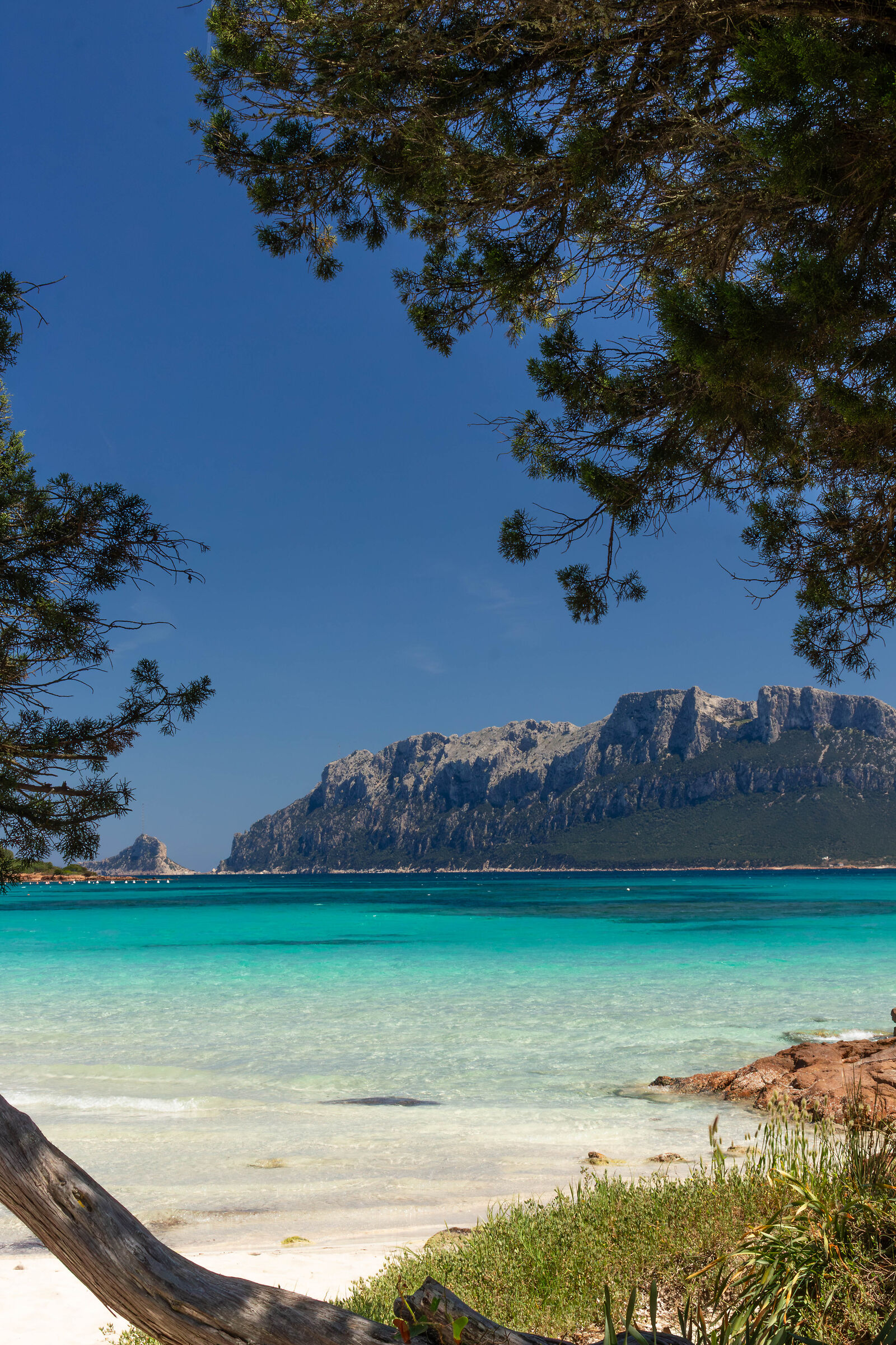 Tavolare vista dalla magnifica spiaggia di Portu Istana