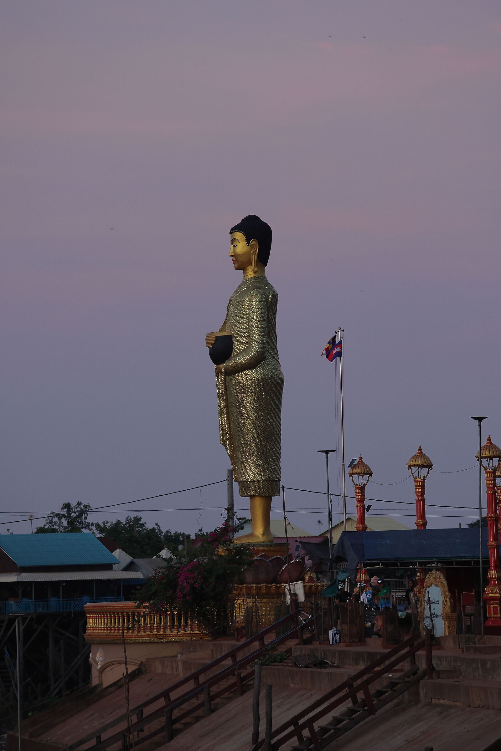 Le prime luci dell'alba a Kampong Khleang