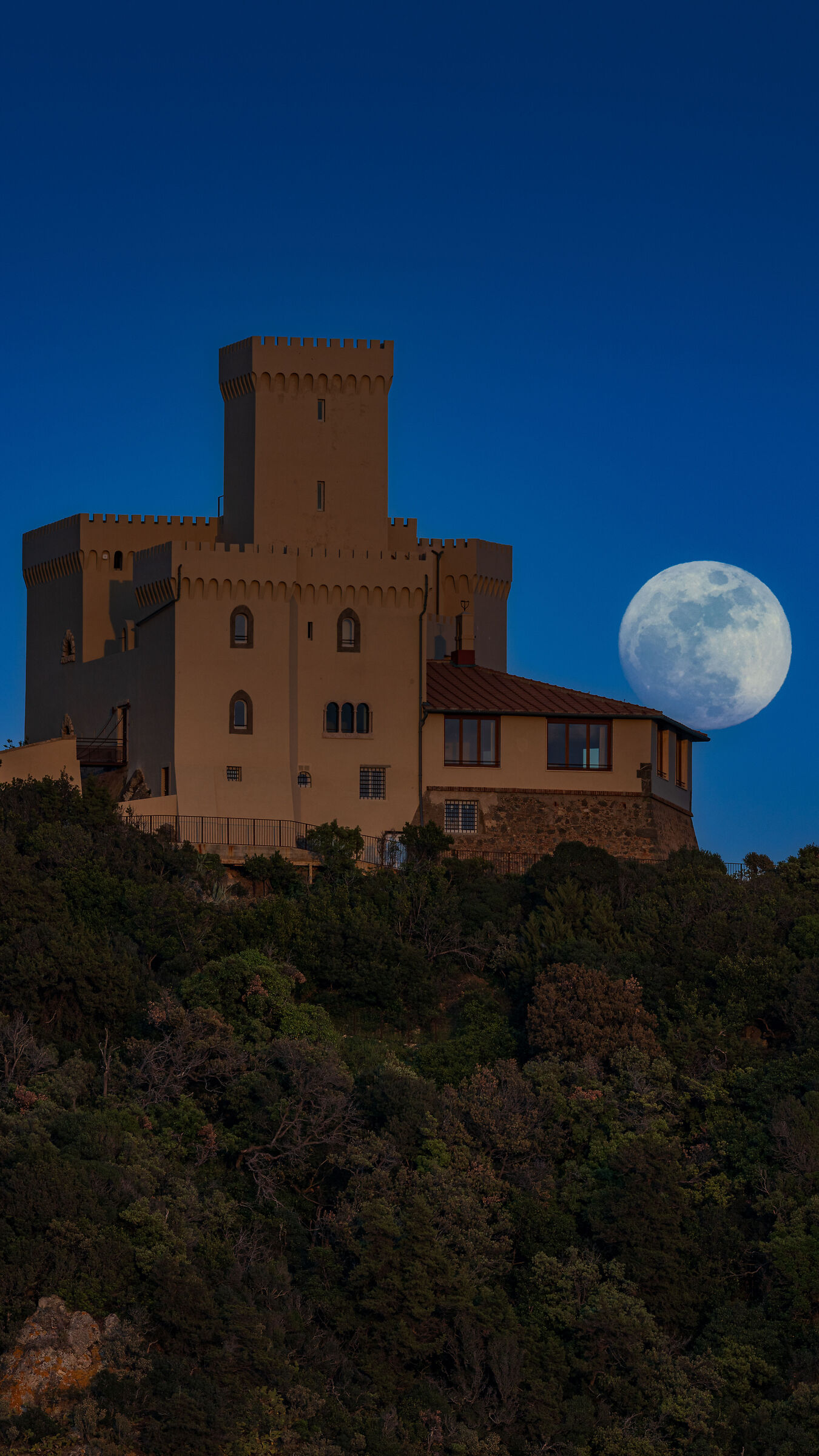 La luna sul Castel Sonnino