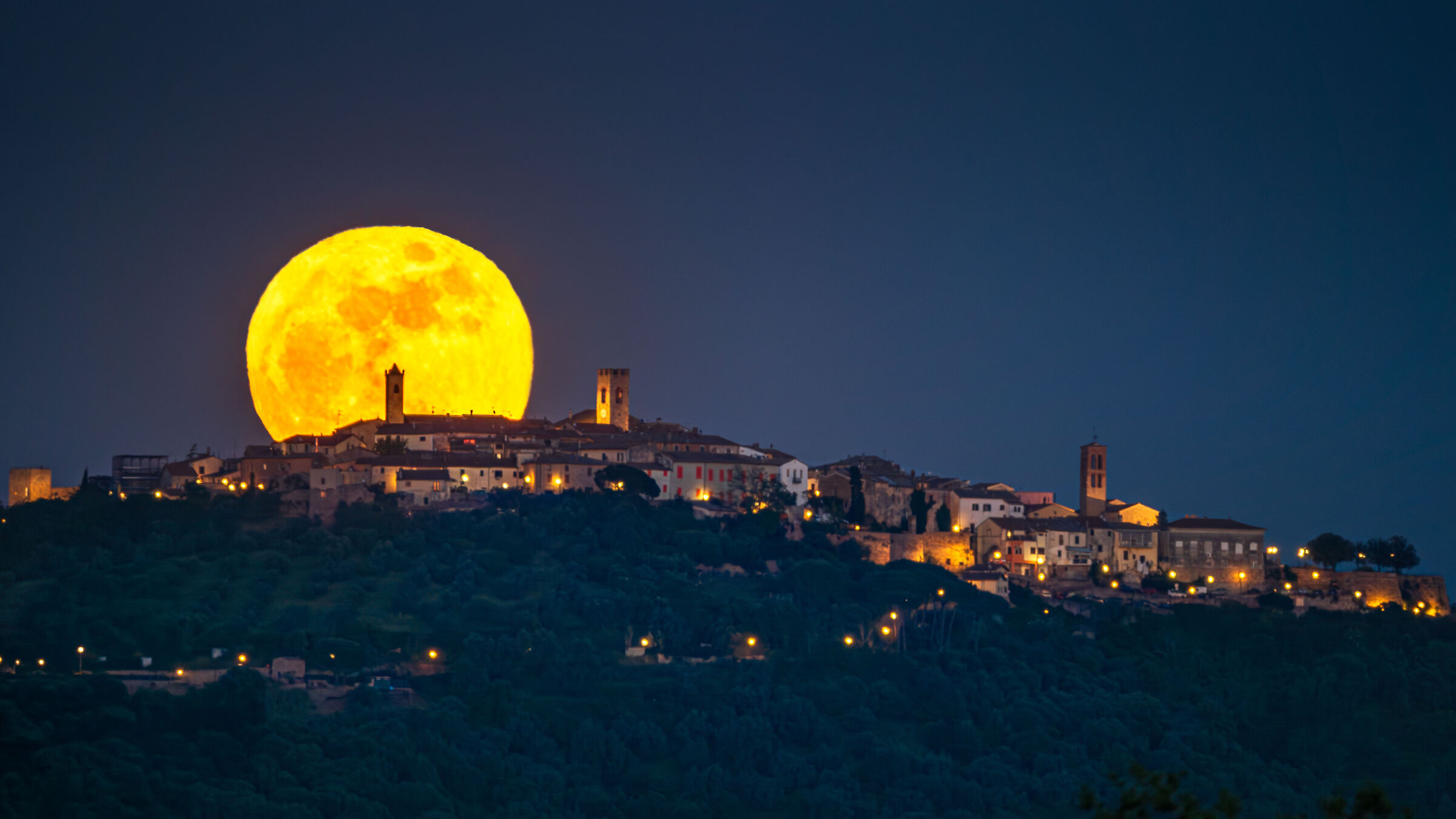 La luna dei fiori su Montepescali
