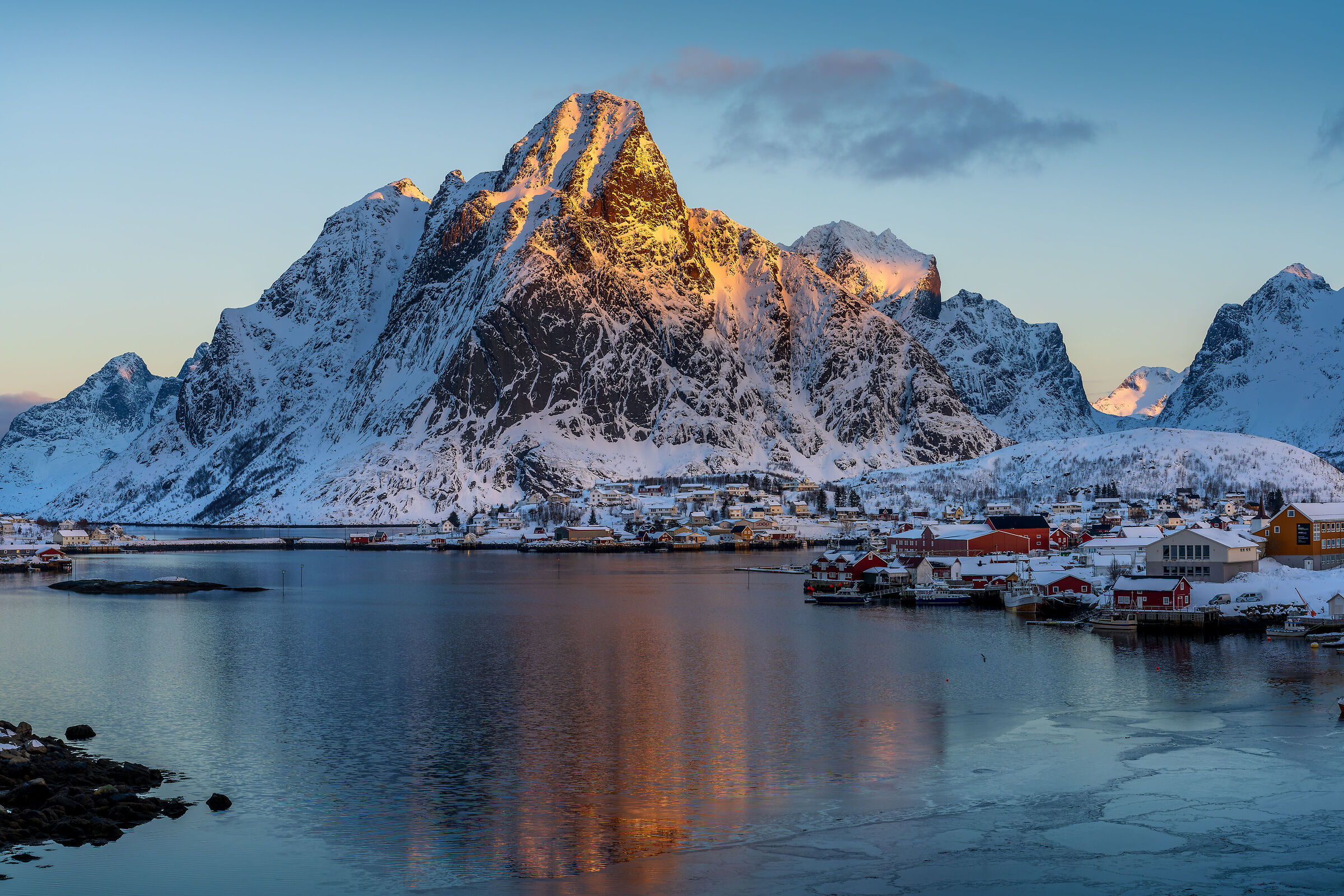 Sunrise in Reine