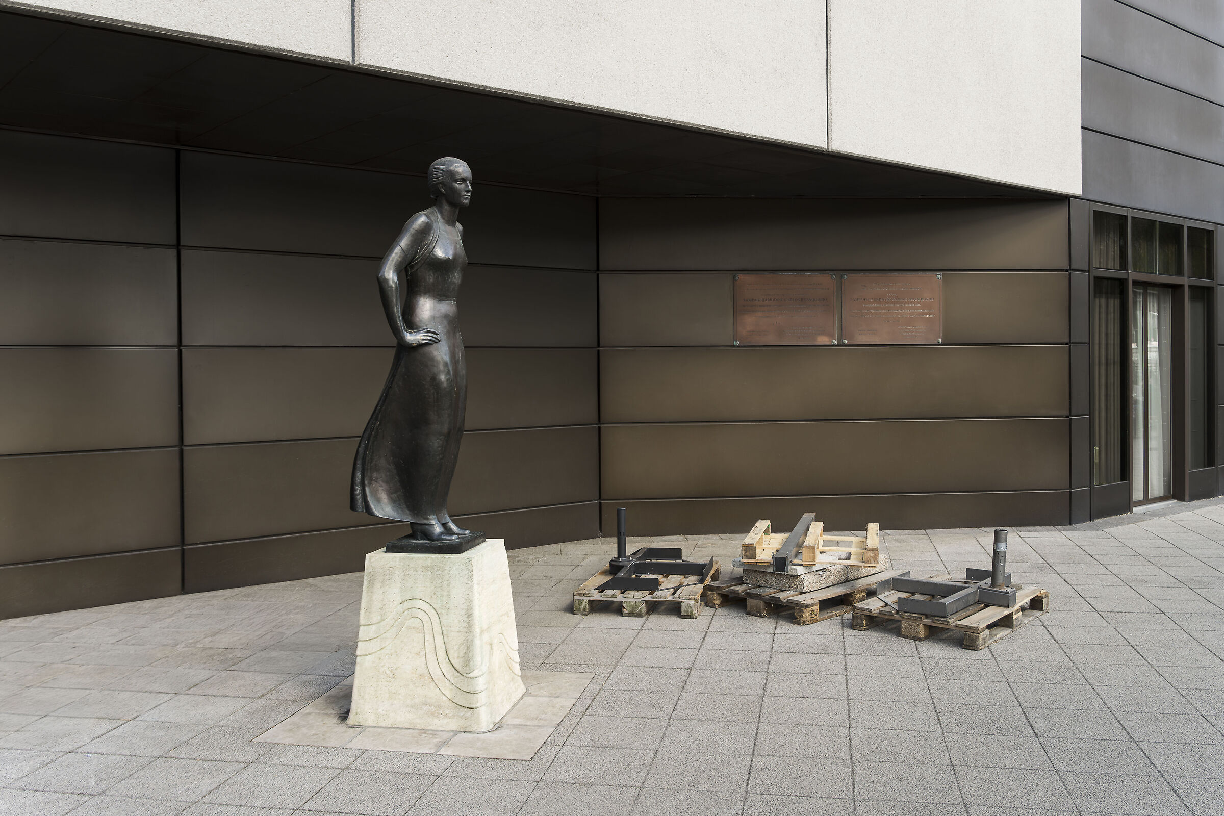 Bronzo tra geometrie urbane