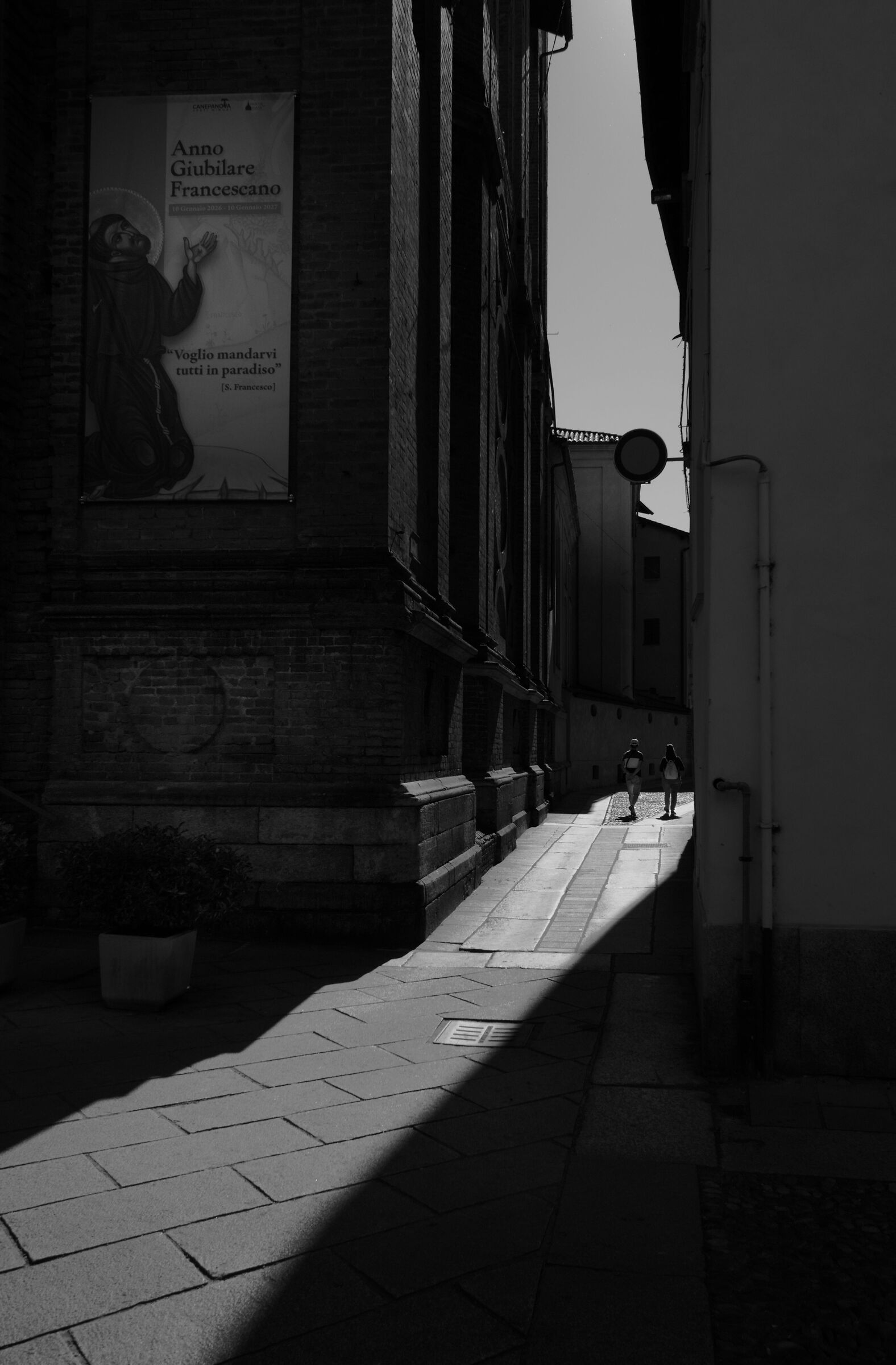 Apparitions in the alleys of Pavia