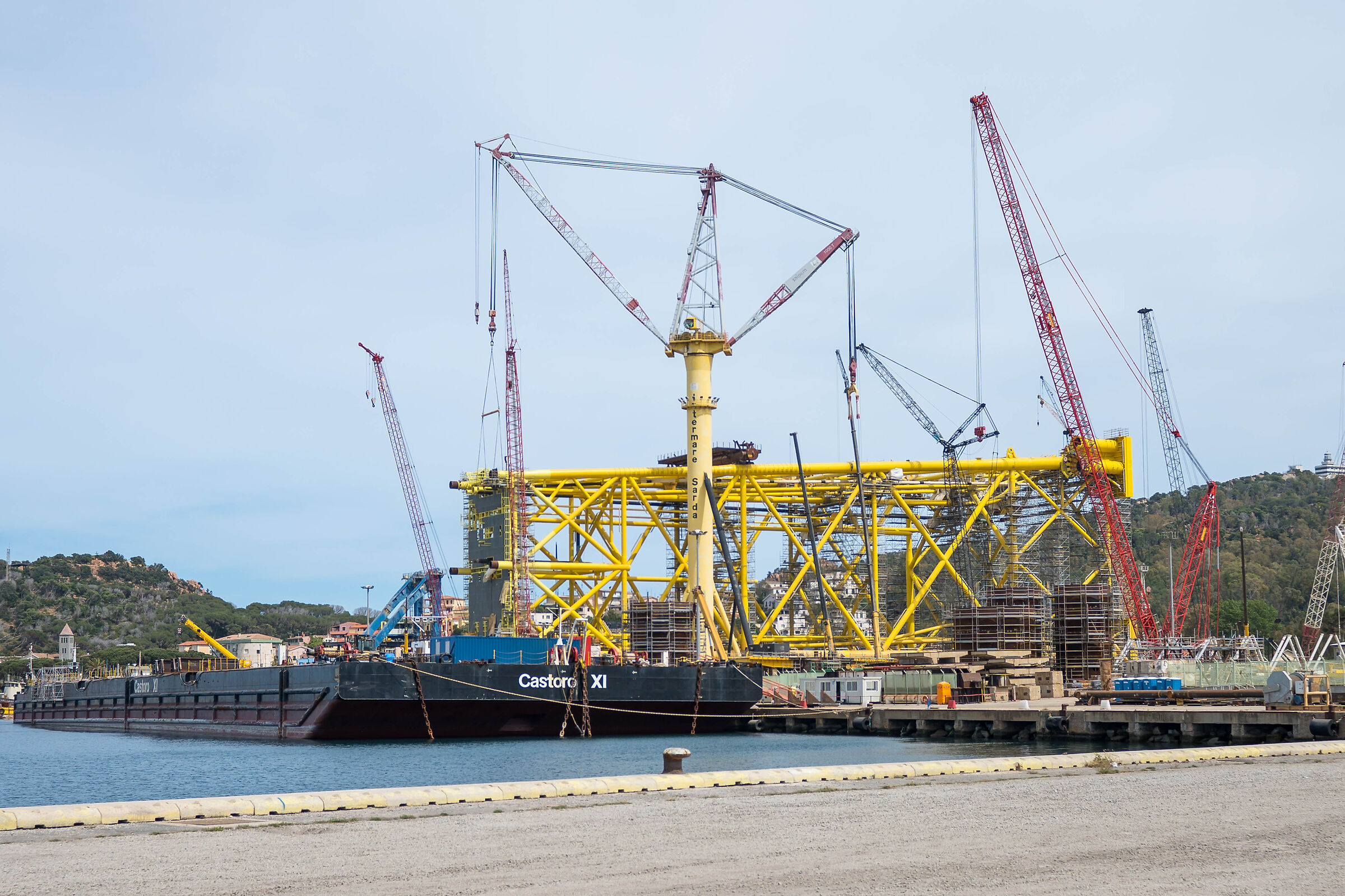 Piattaforma petrolifera in costruzione a Tortolì