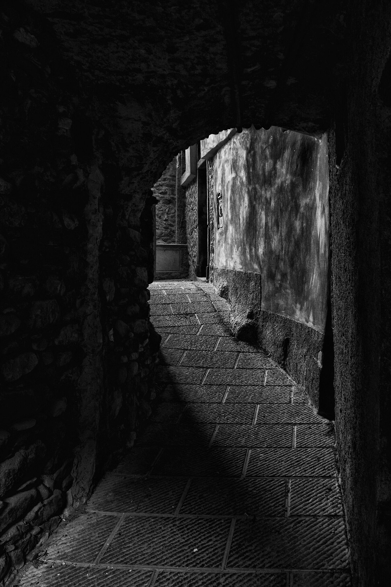 Lights and shadows in the alleys of Mamgia