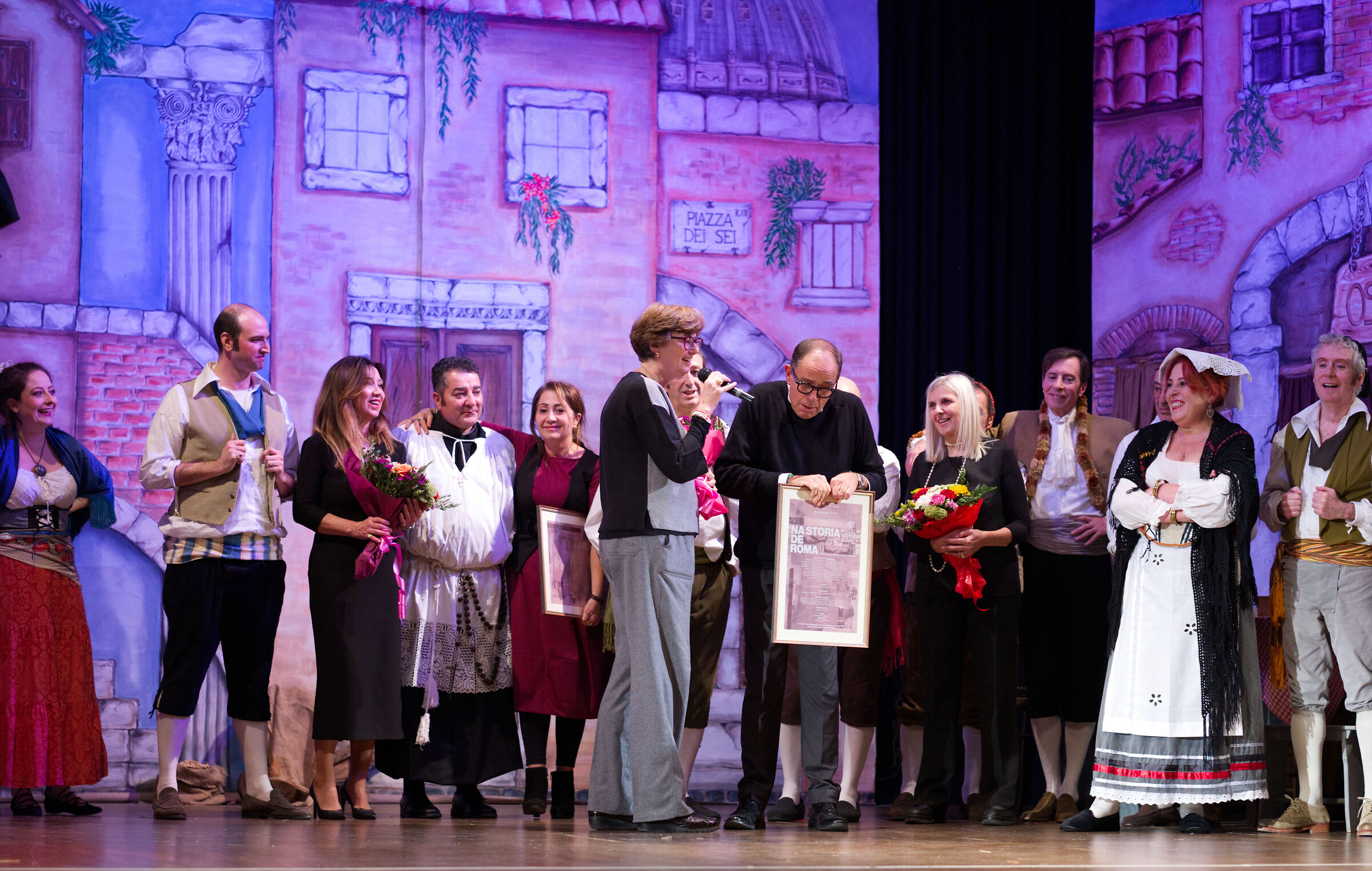 Final greeting, show "'Na storia de Roma"